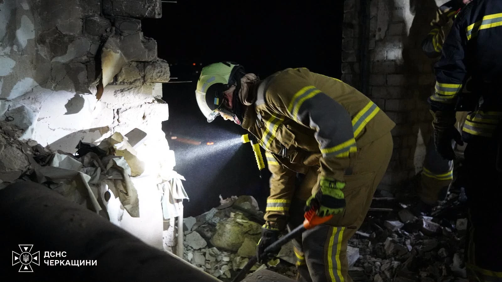 Рятувальники показали відео ліквідації наслідків російського обстрілу на Черкащині