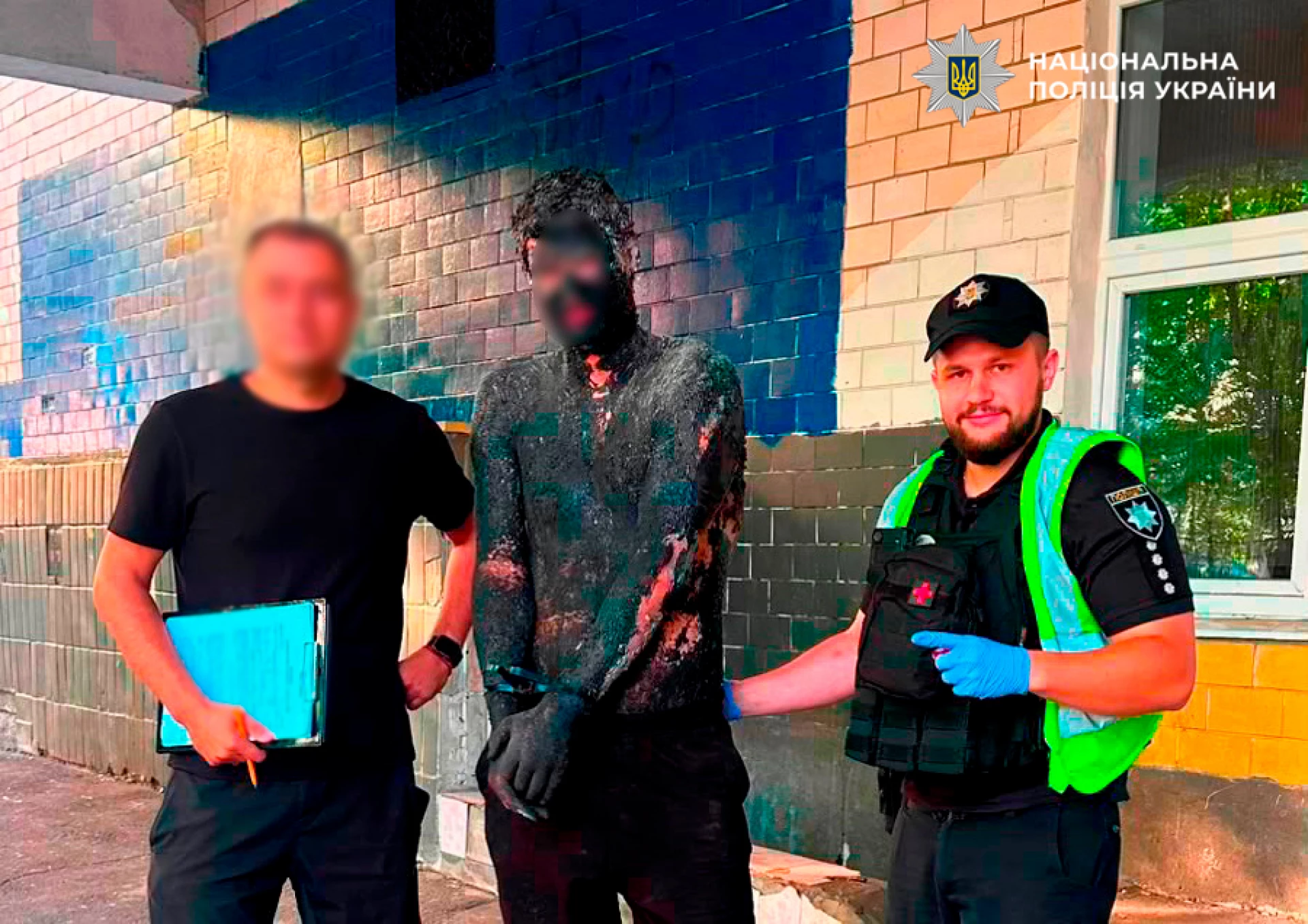 У Києві чоловік стрибнув у бочку зі смолою, для того, щоб стати «непомітним» у темряві та пограбувати крамницю