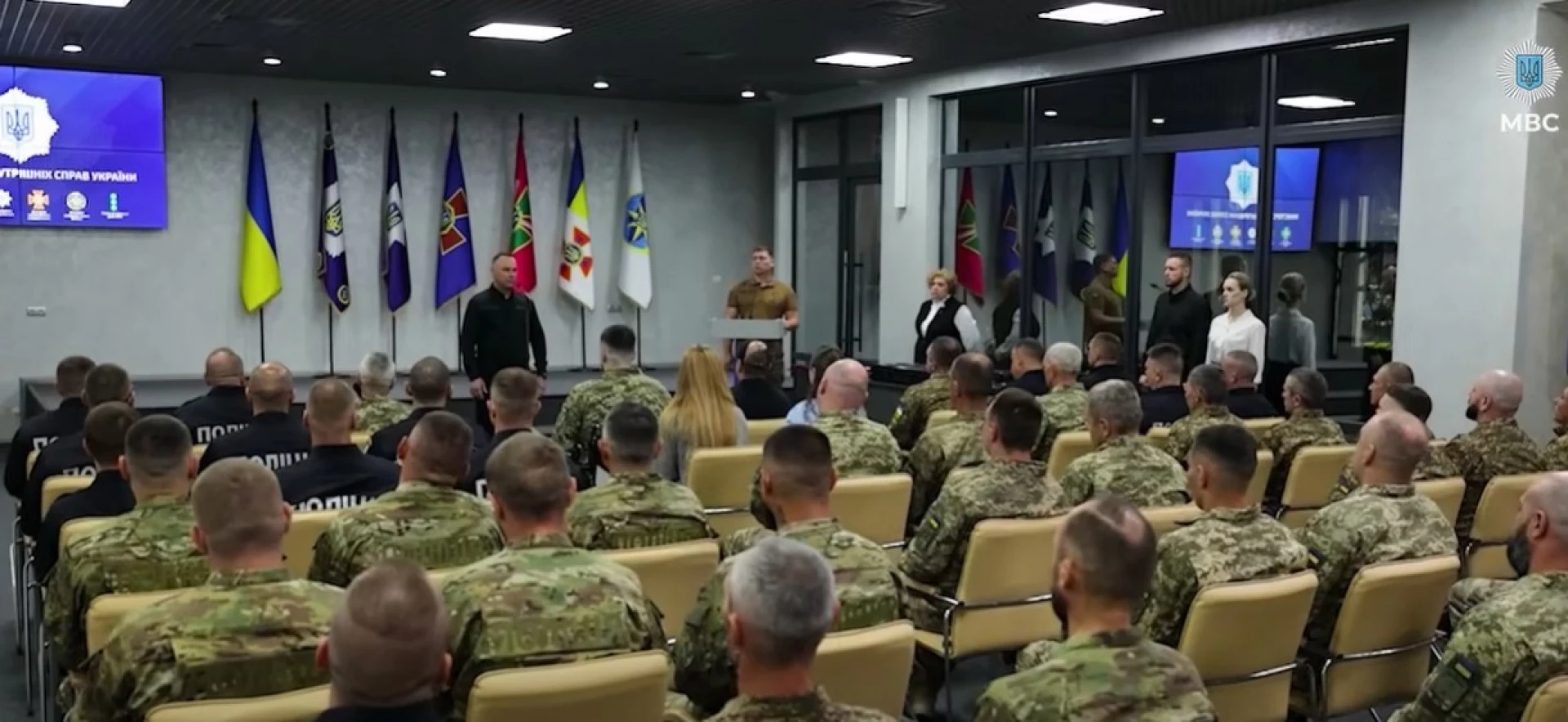 Врятував 6 людей та зазнав поранення: у Києві відзначили рятувальника Павла Почотирка