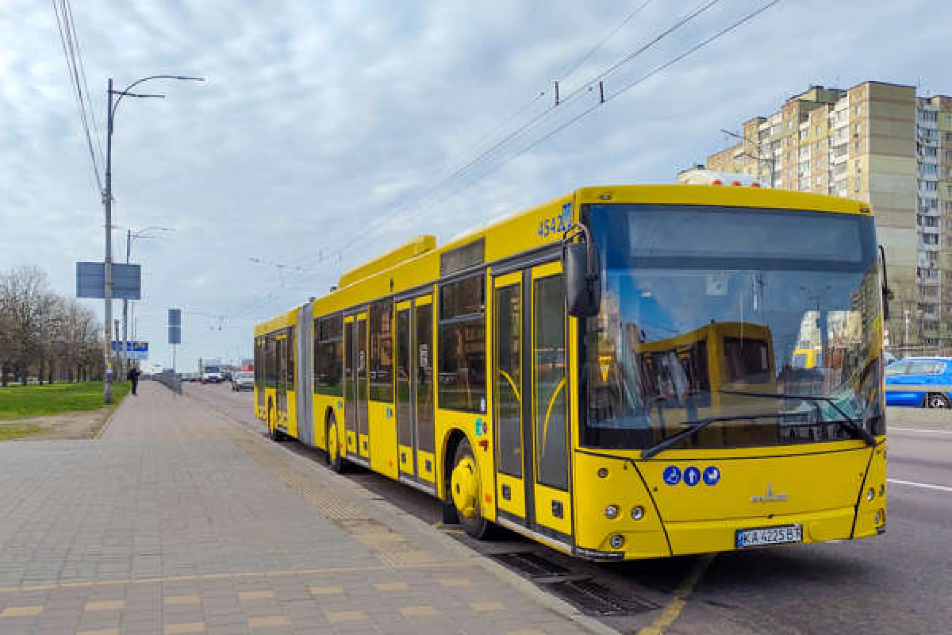 Унаслідок нічної атаки у столиці змінено рух громадського транспорту: деталі