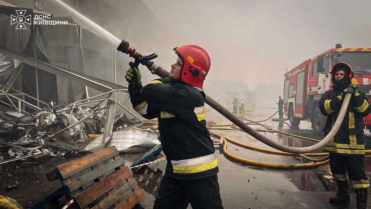 У ДСНС показали наслідки російського удару по Броварському району