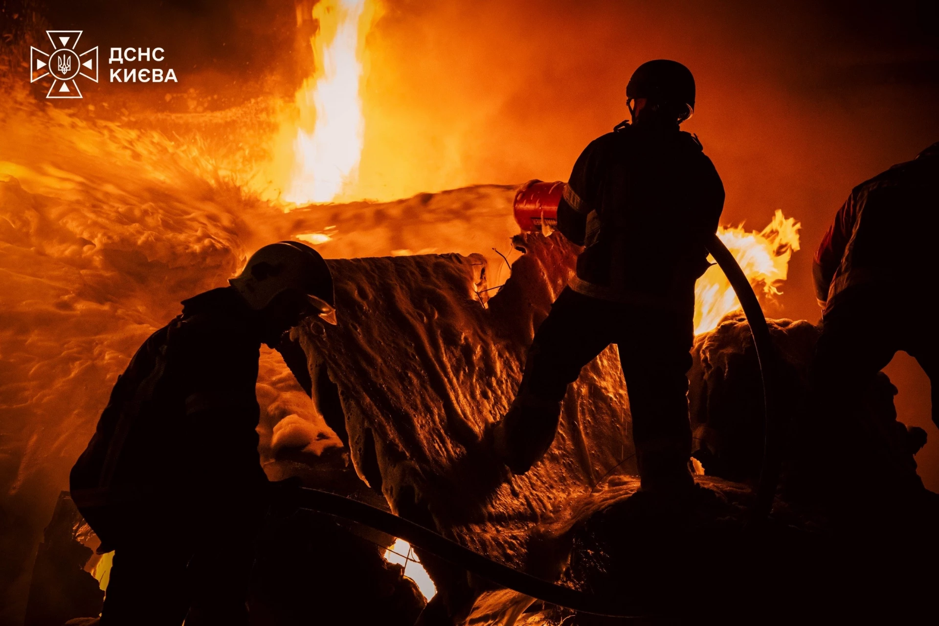 Вогнеборці ліквідували пожежу в Голосіївському районі, спричинену повторним обстрілом