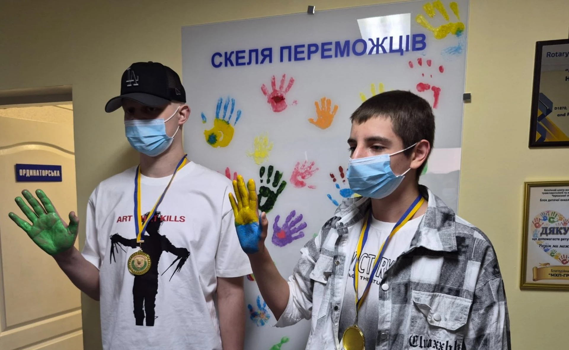 Із Черкаського онкоцентру виписали двох юнаків, що завершили лікування злоякісних захворювань крові