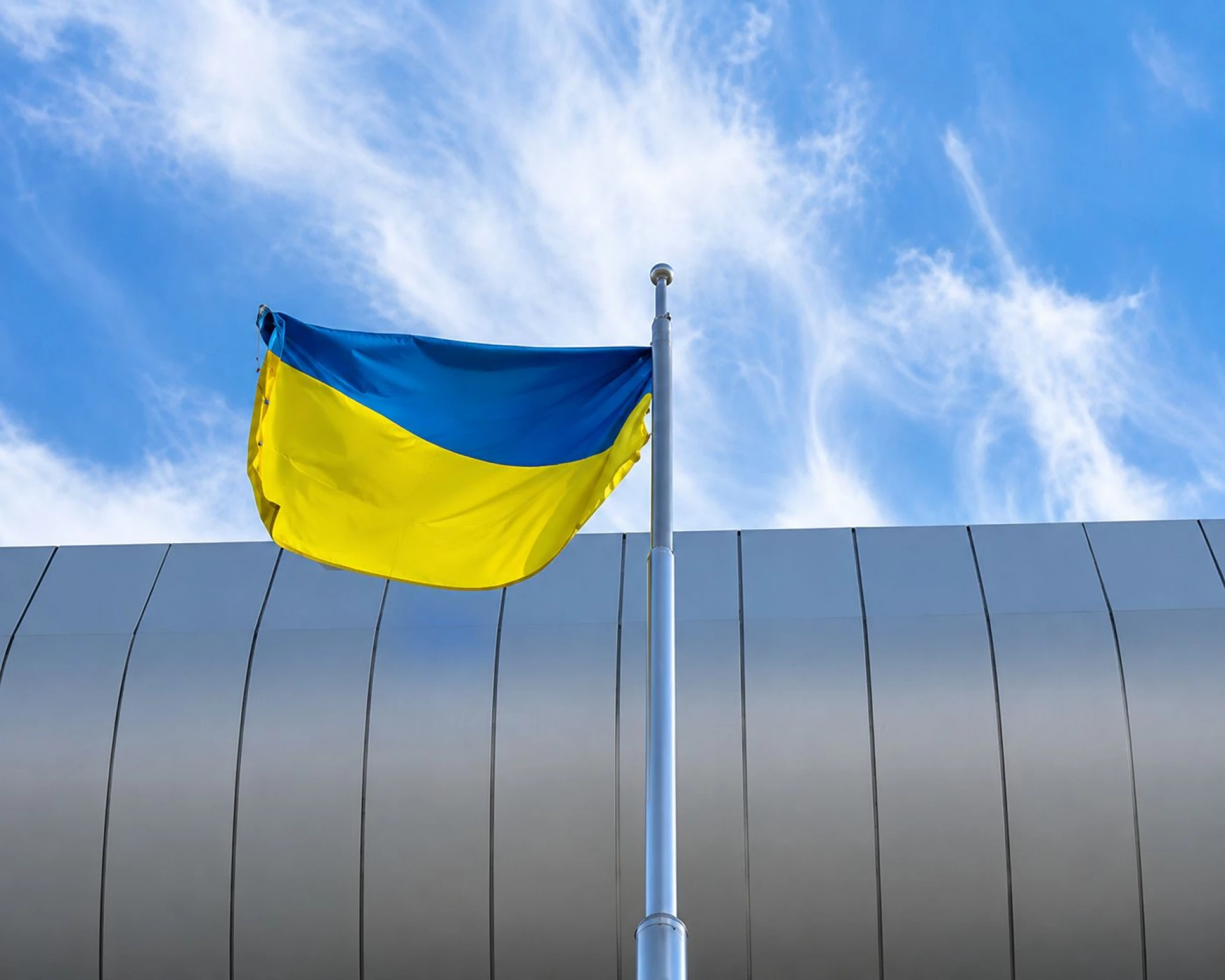 Прапор Покровська підняли над Південним вокзалом Києва