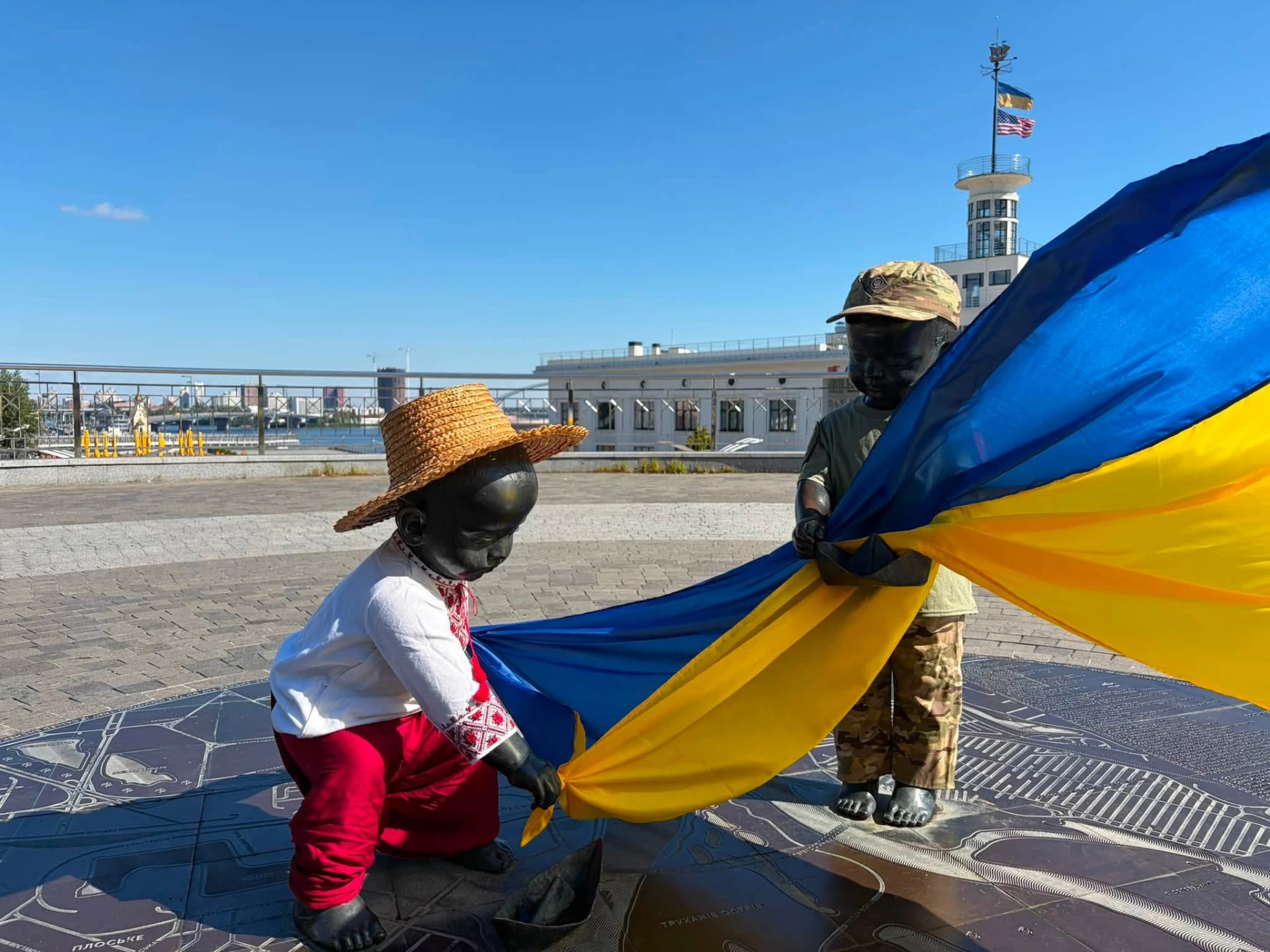 Малюків-засновників Києва одягнули у вишиванки до Дня Державного прапора