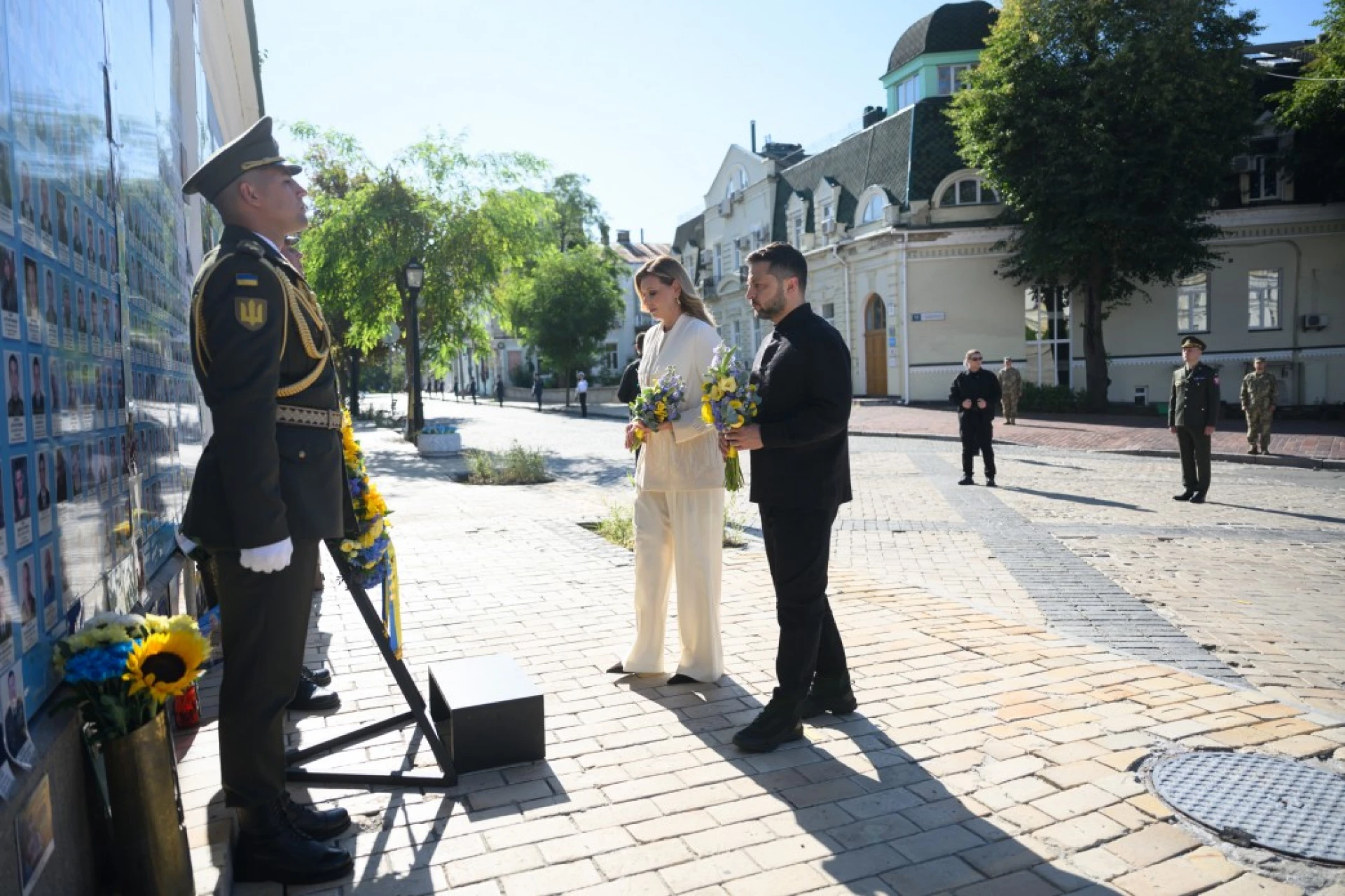 У 35-ту річницю відновлення незалежності України Президент і перша леді вшанували пам’ять полеглих воїнів