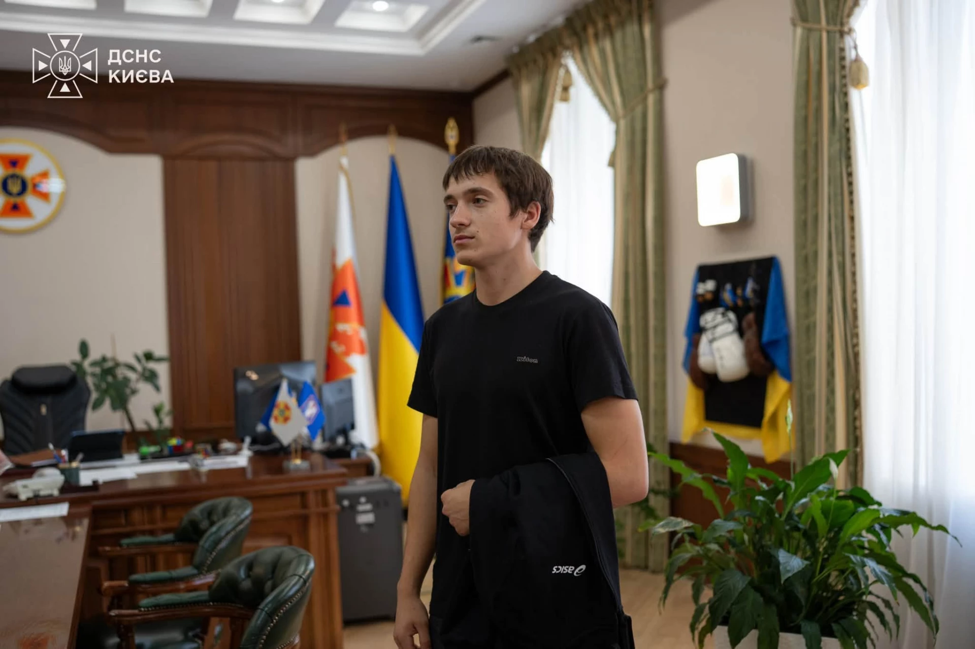 ДСНСники вручили 18-річному хлопцю відзнаку за допомогу у порятунку людей в Києві після обстрілу