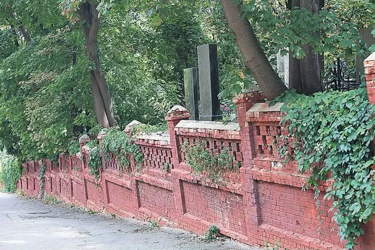 Історичну огорожу Байкового кладовища знесли