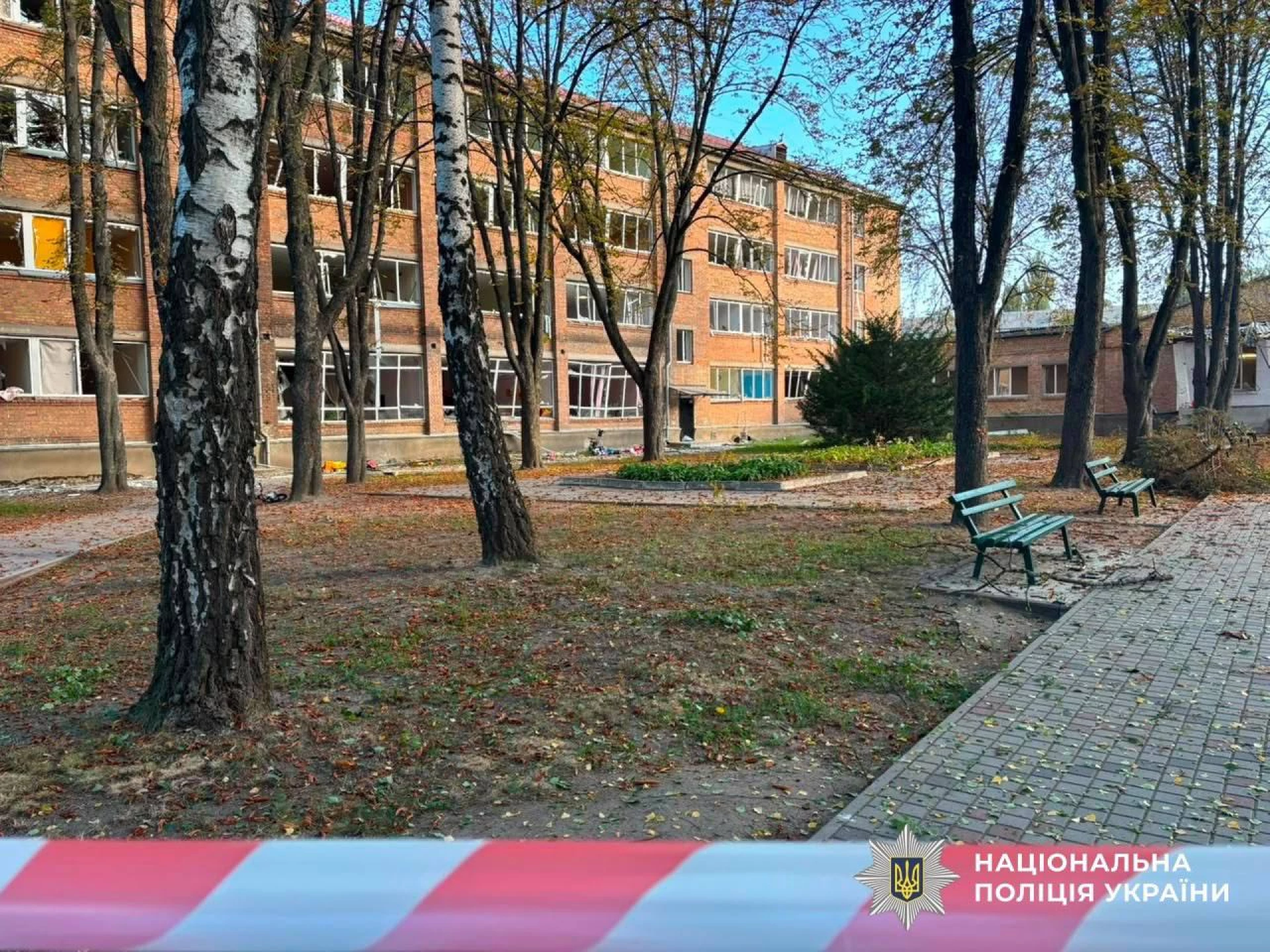У Києві через нічну атаку пошкоджені будинки, авто, гімназія та медзаклад