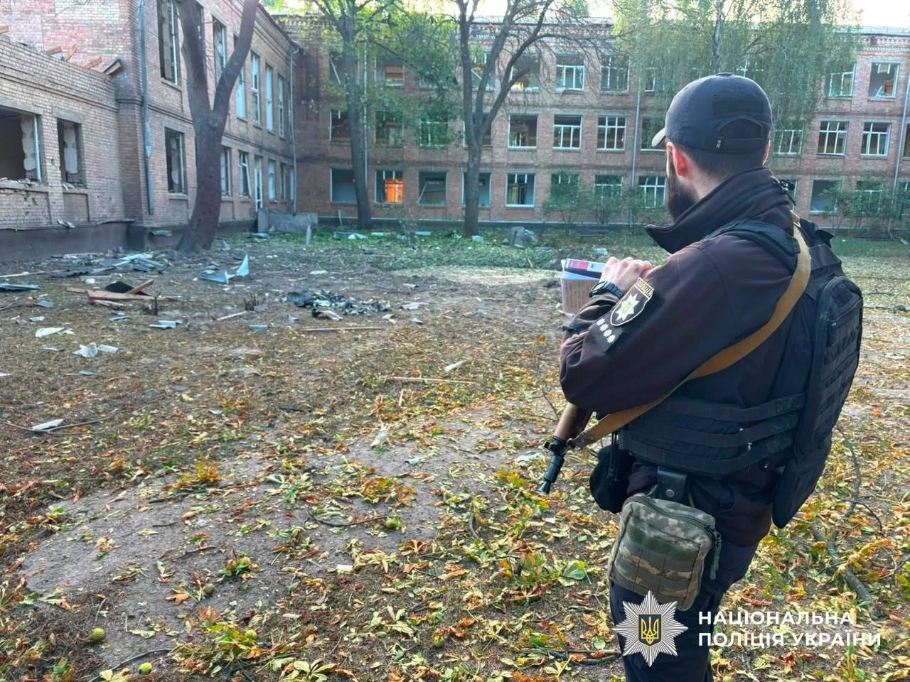 У Києві через нічну атаку пошкоджені будинки, авто, гімназія та медзаклад