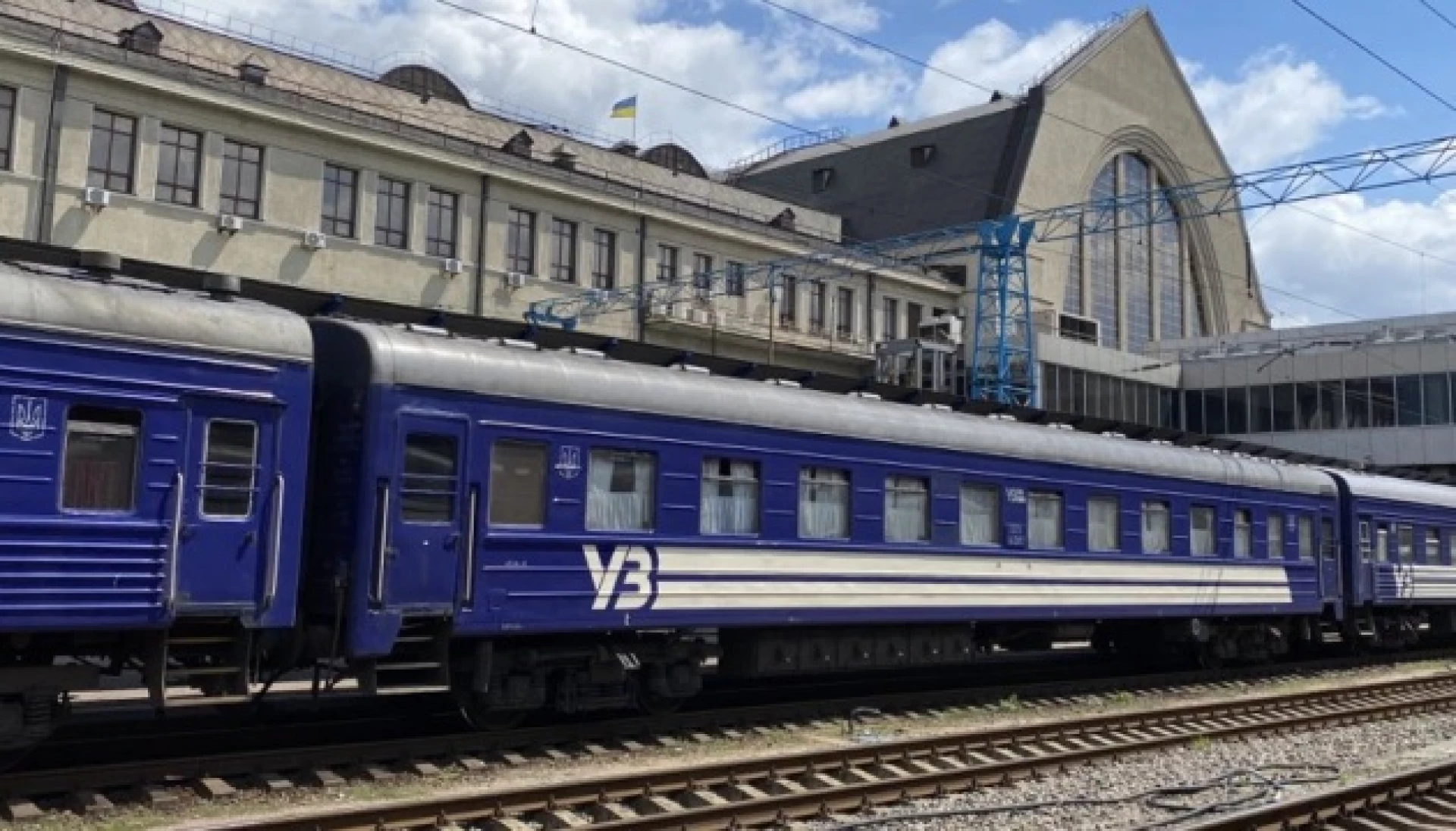 Через бойові дії по всій країні затримуються поїзди