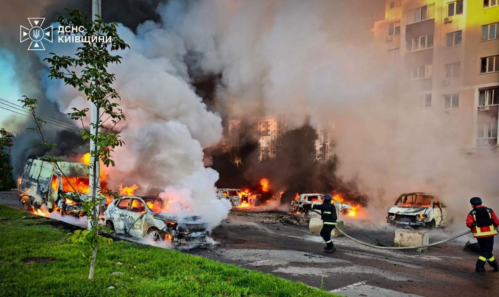 На Київщині рятувальники всю ніч та ранок ліквідовують наслідки ворожої атаки