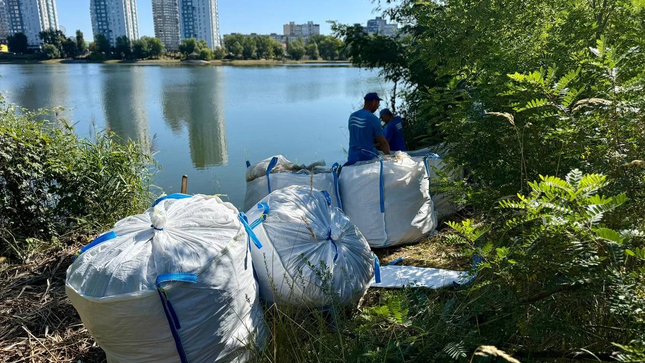 Нафтопродуктів у двох водоймах Києва стало в 33 рази менше: роботи тривають