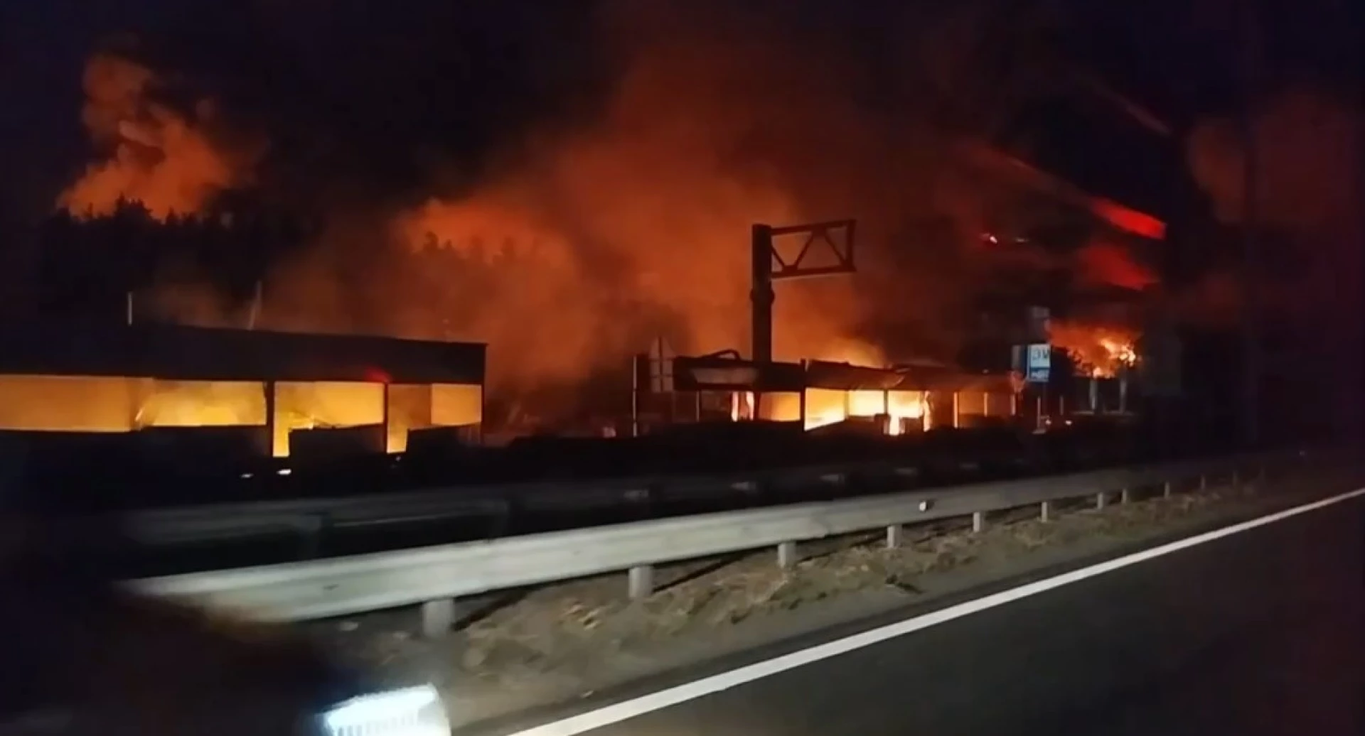 Під Києвом лунають вибухи. Рух по Житомирській трасі ускладнено