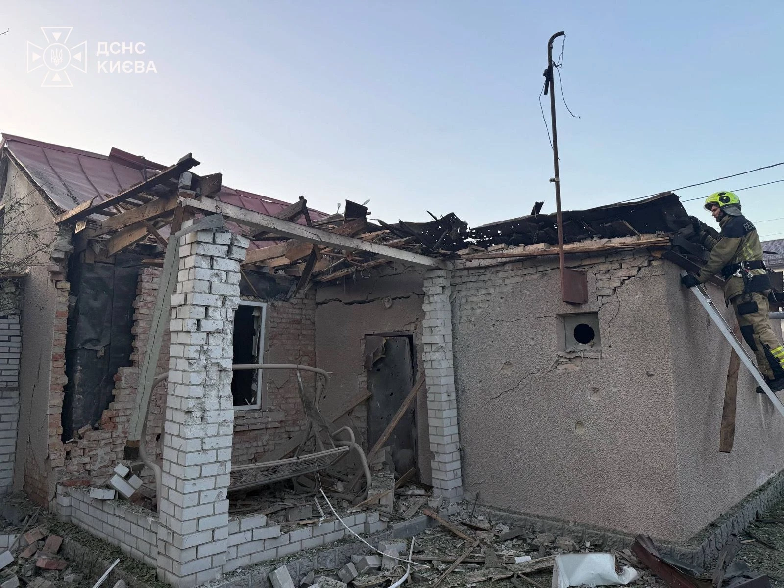У Києві внаслідок атаки рф постраждали двоє людей, пошкоджено будинки
