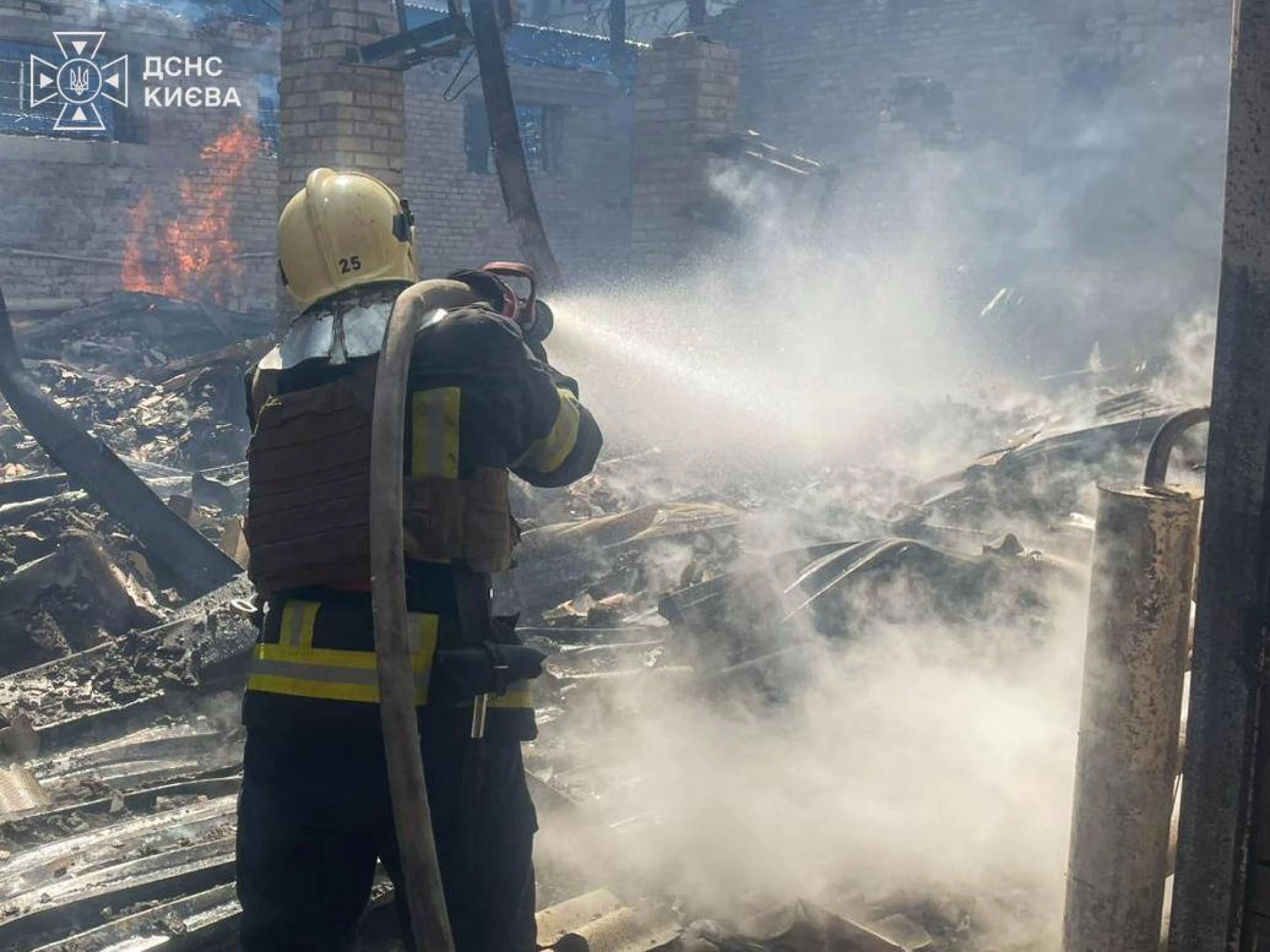 У Києві уламки БпЛА спричинили пожежу в приватному будинку