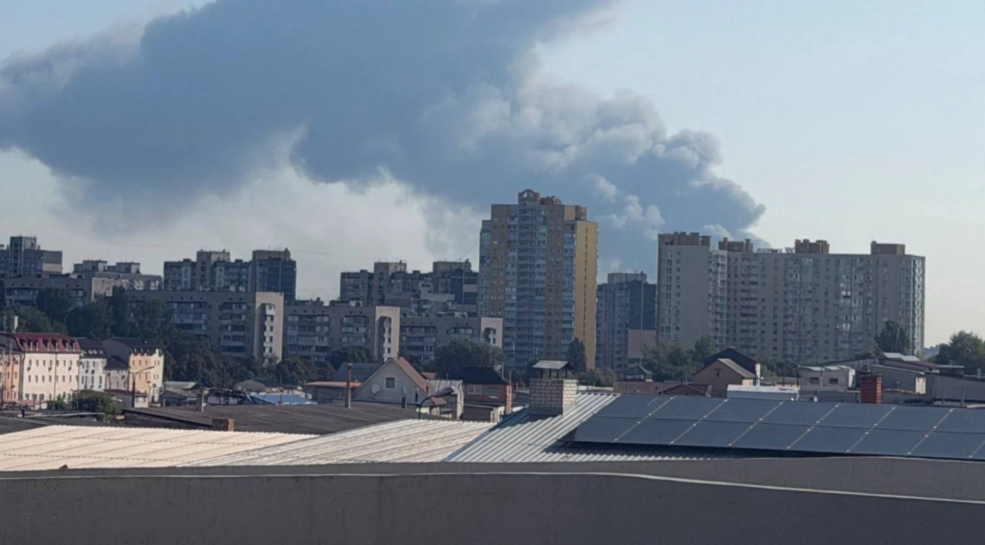 У Києві фіксують масштабне загоряння складських приміщень