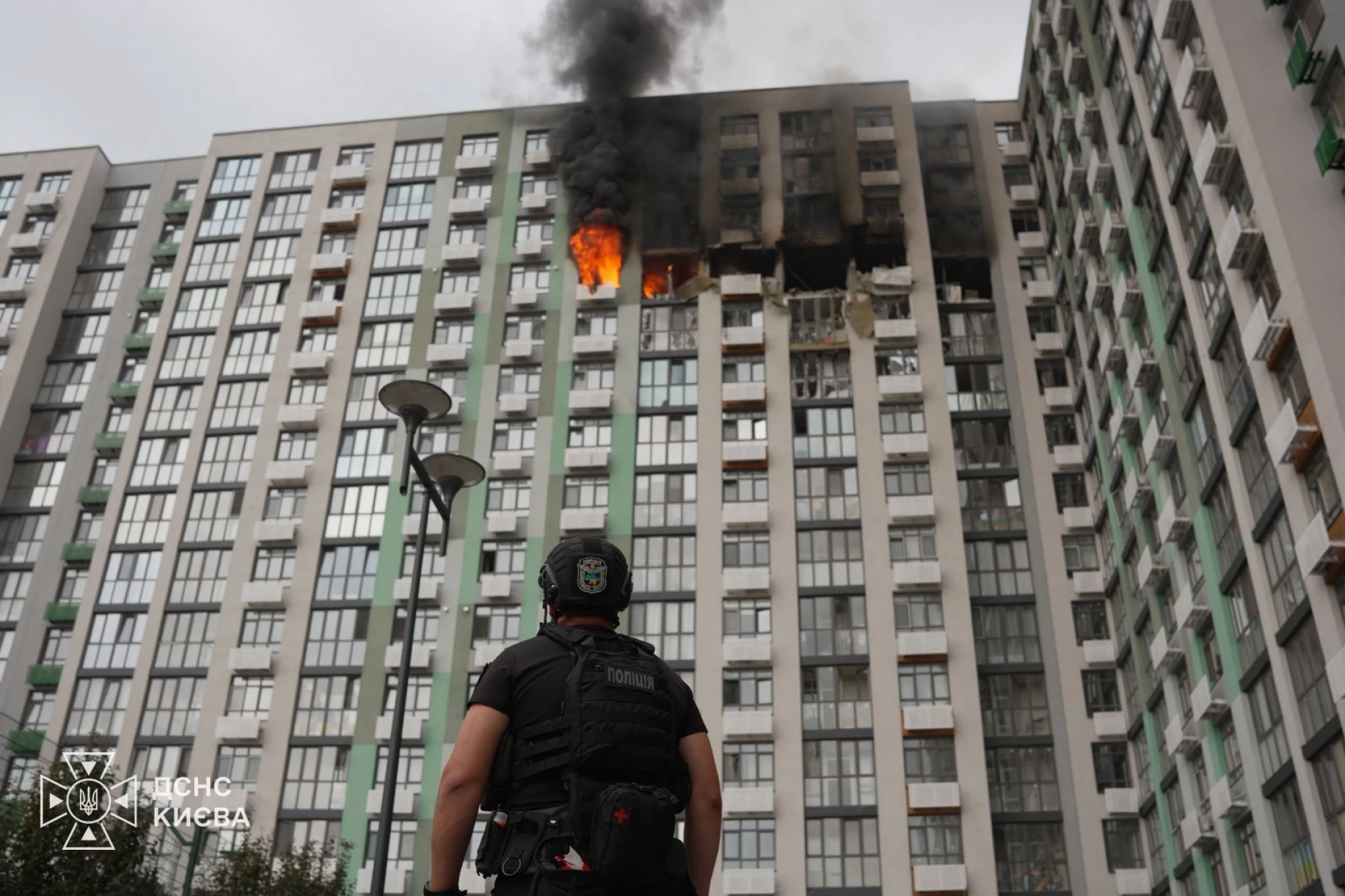 В ДСНС показали фото пошкодженої багатоповерхівки у Подільському районі Києва