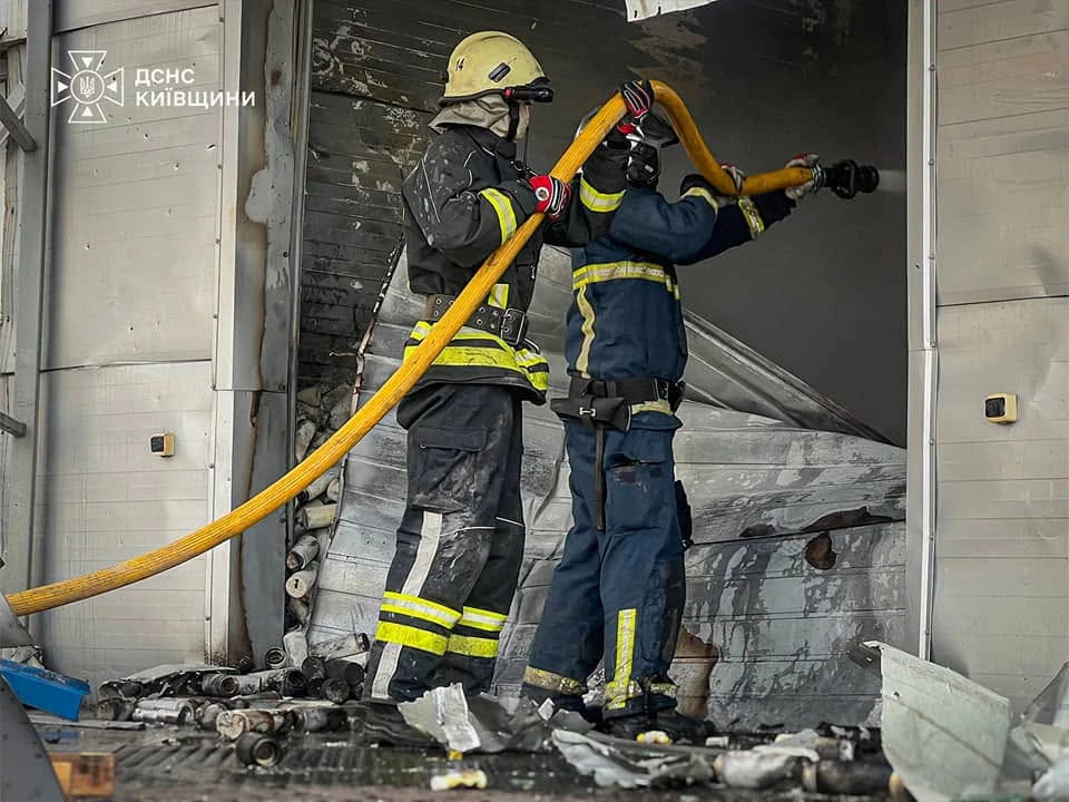 На Київщині горять склади після атаки БпЛА: ворог завдав повторних ударів