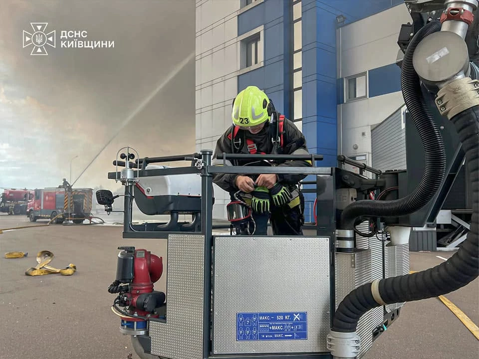 На Київщині горять склади після атаки БпЛА: ворог завдав повторних ударів