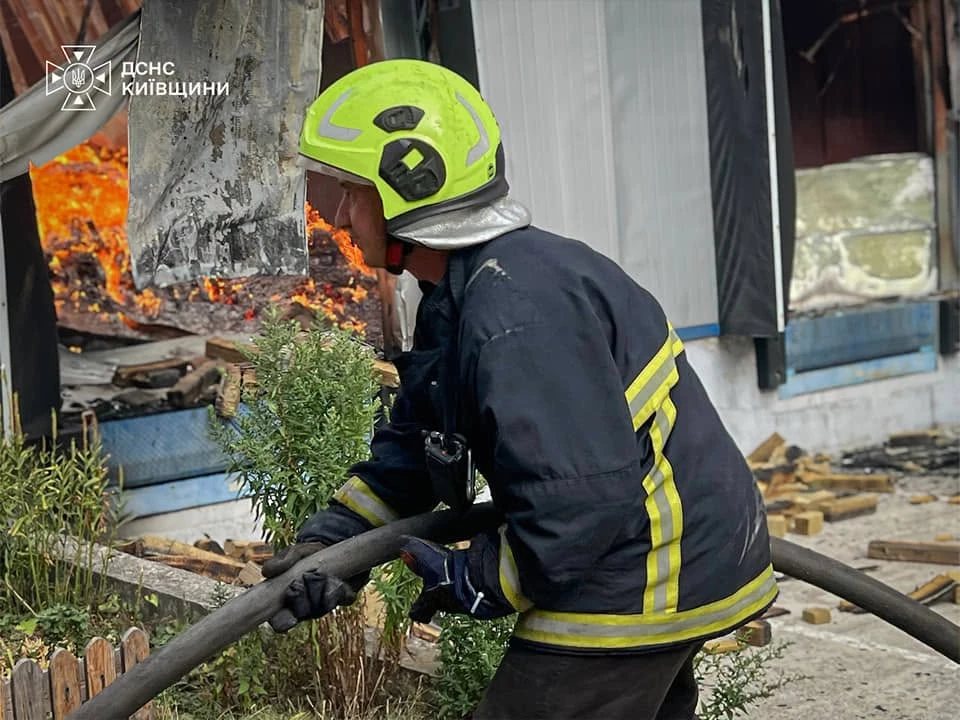 На Київщині горять склади після атаки БпЛА: ворог завдав повторних ударів
