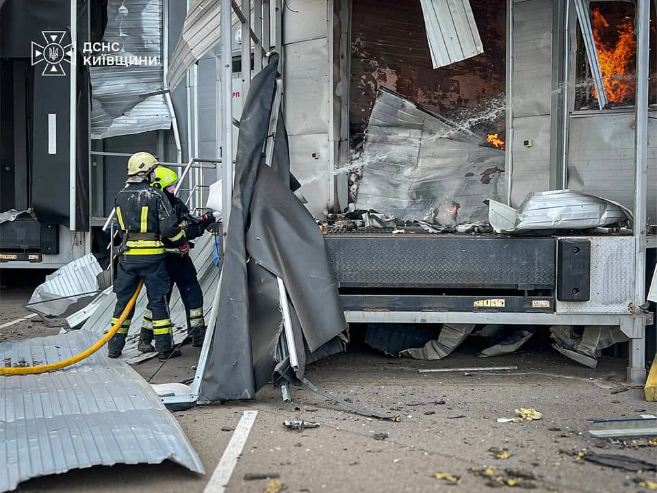 На Київщині горять склади після атаки БпЛА: ворог завдав повторних ударів