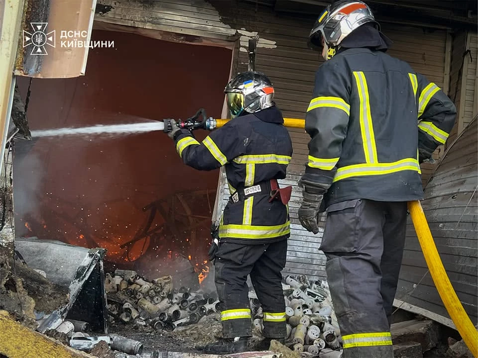 На Київщині горять склади після атаки БпЛА: ворог завдав повторних ударів
