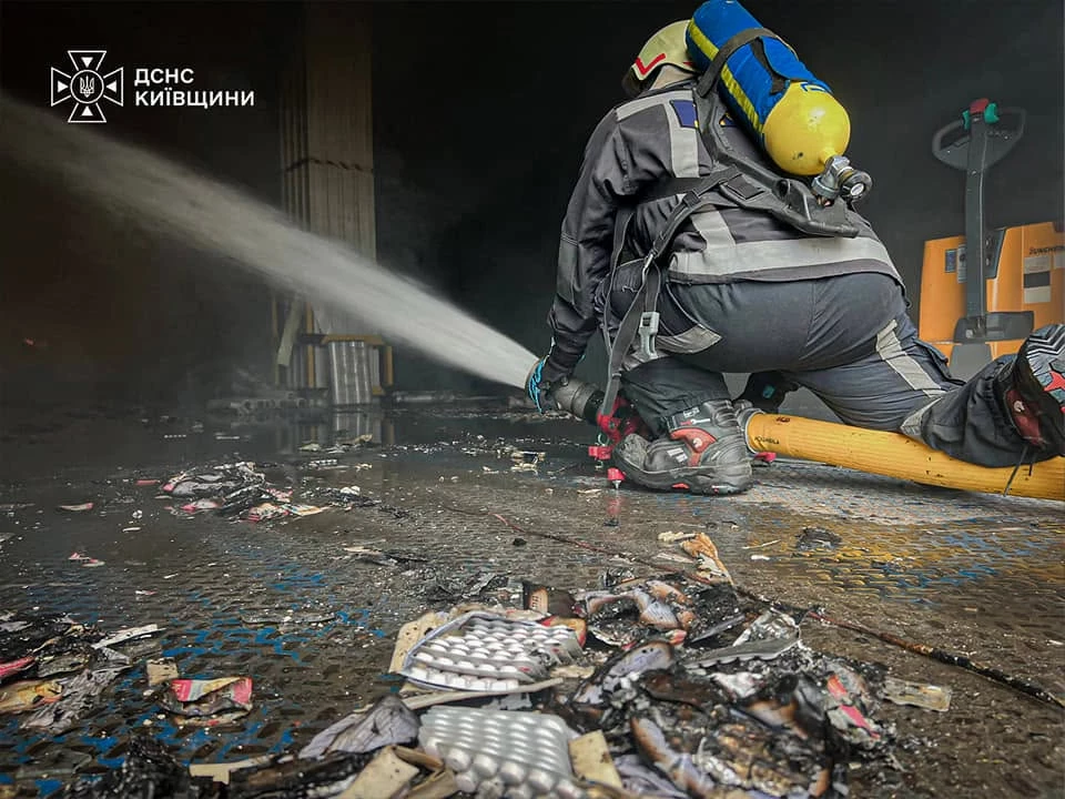 На Київщині горять склади після атаки БпЛА: ворог завдав повторних ударів