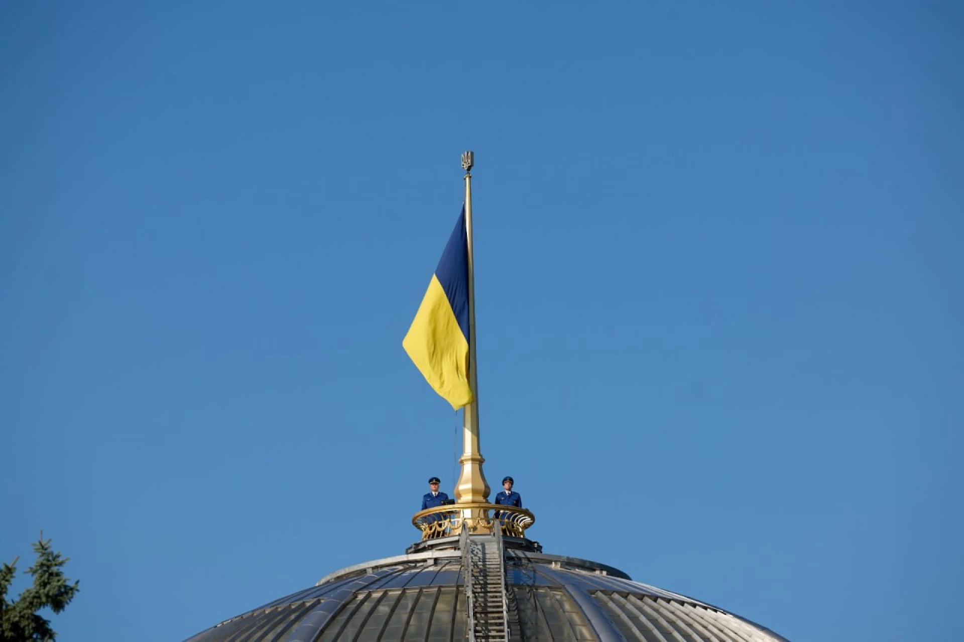 Над Верховною Радою підняли синьо-жовтий прапор у 35-ту річницю його першого підняття