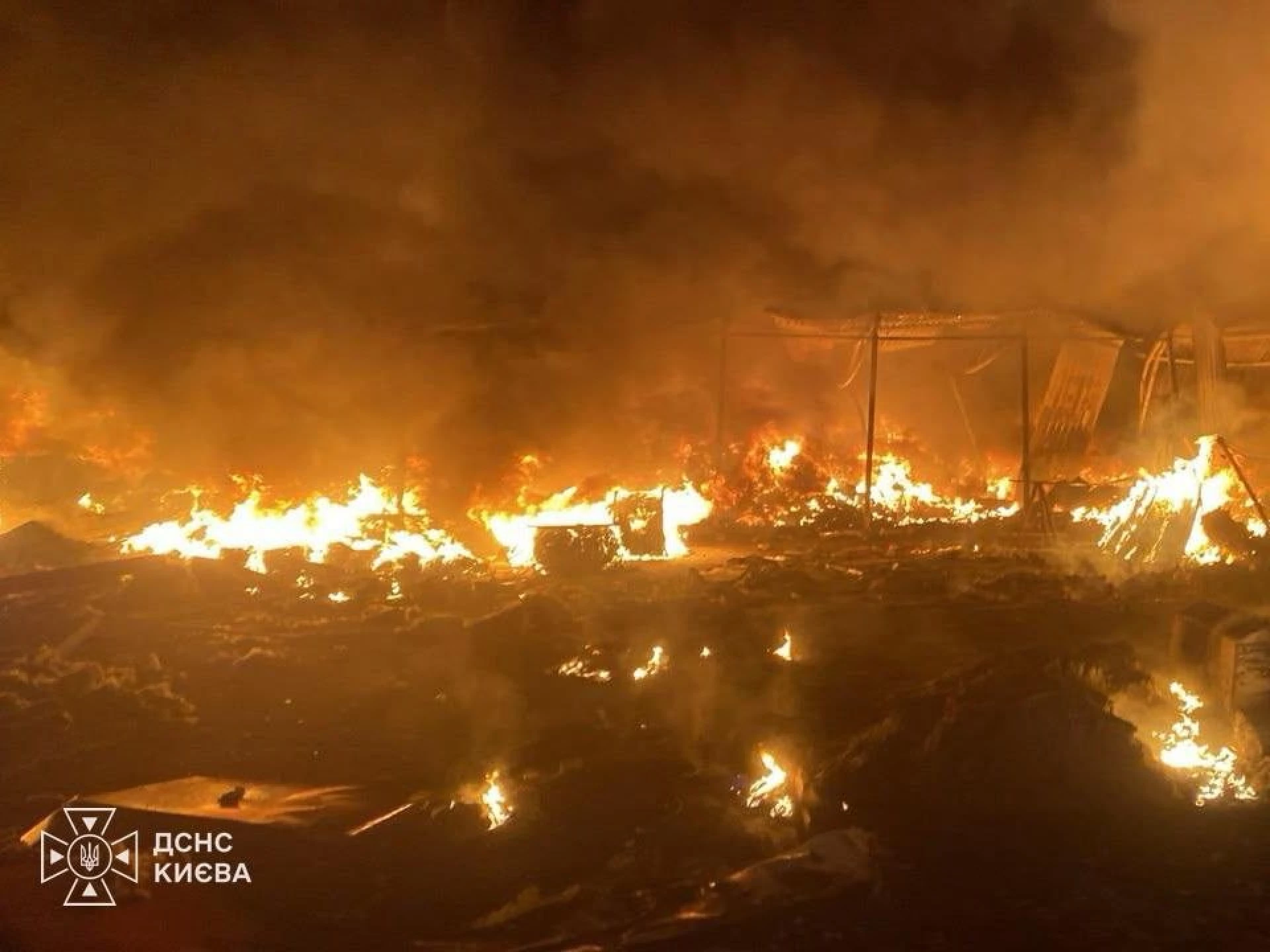 В ДСНС показали перші кадри з ліквідації наслідків атаки на Київ