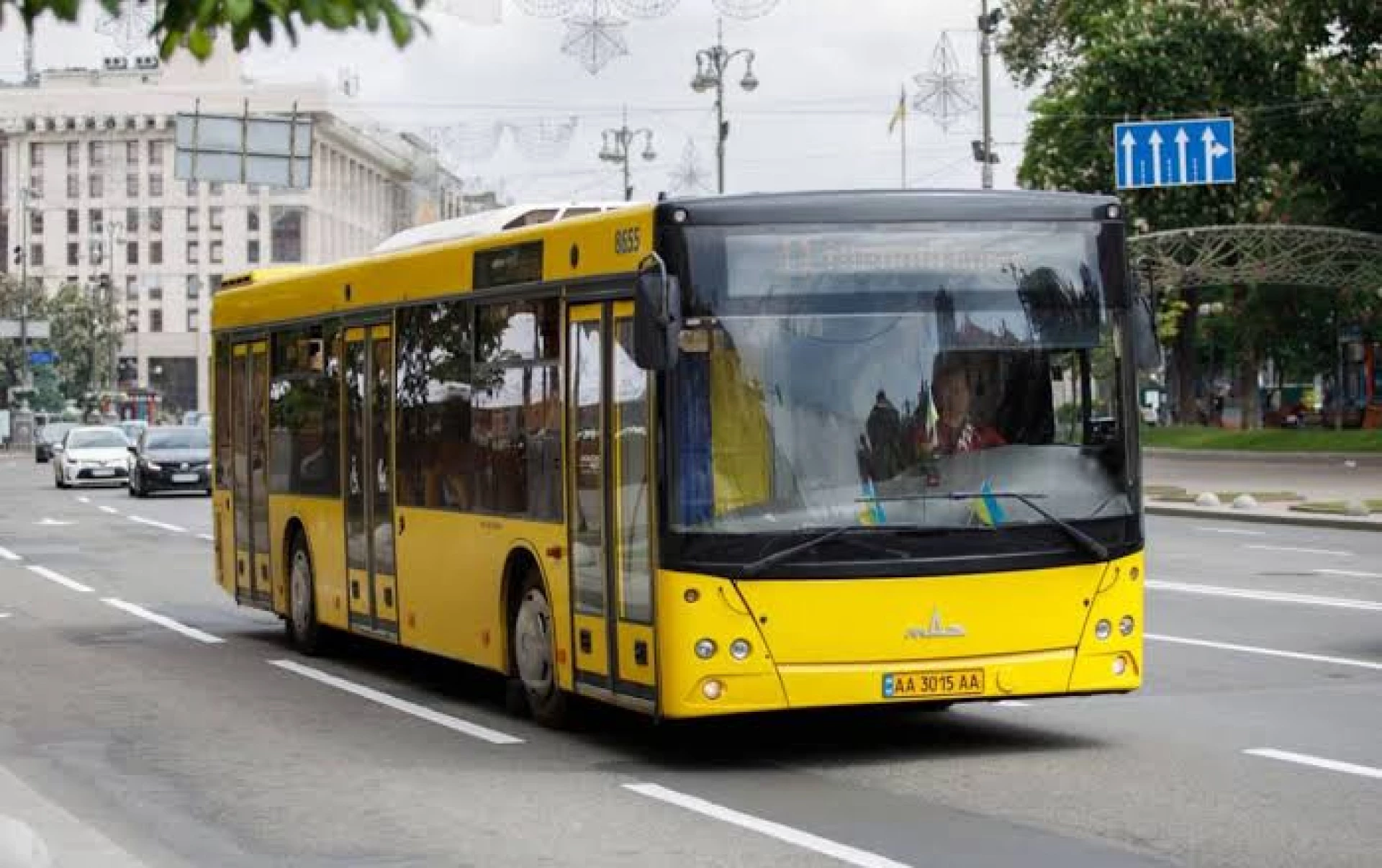 Через нічну атаку на Київ громадський транспорт курсує зі змінами