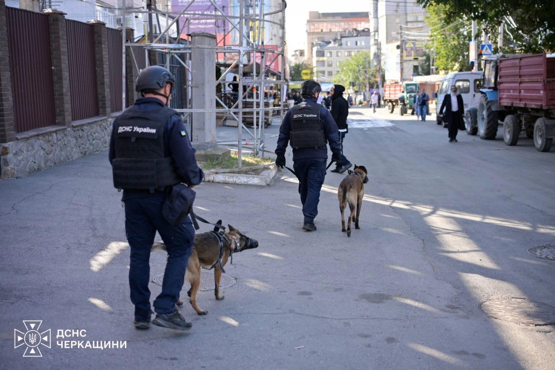 Кінологи з собаками перевіряють території під час святкування Рош га-Шана в Умані
