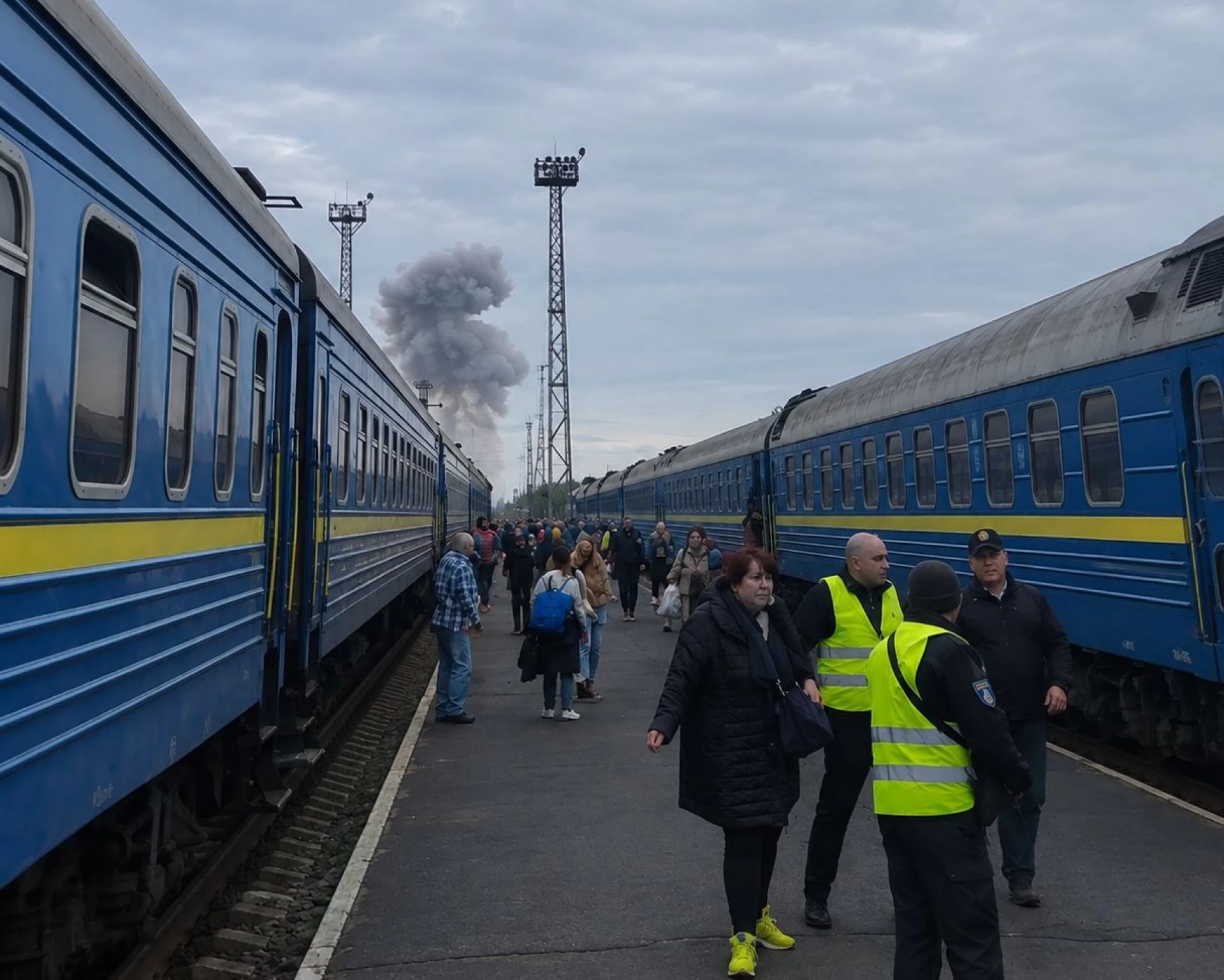 Ворог вдарив по локомотиву пасажирського поїзда за 2 км від кордону з Польщею
