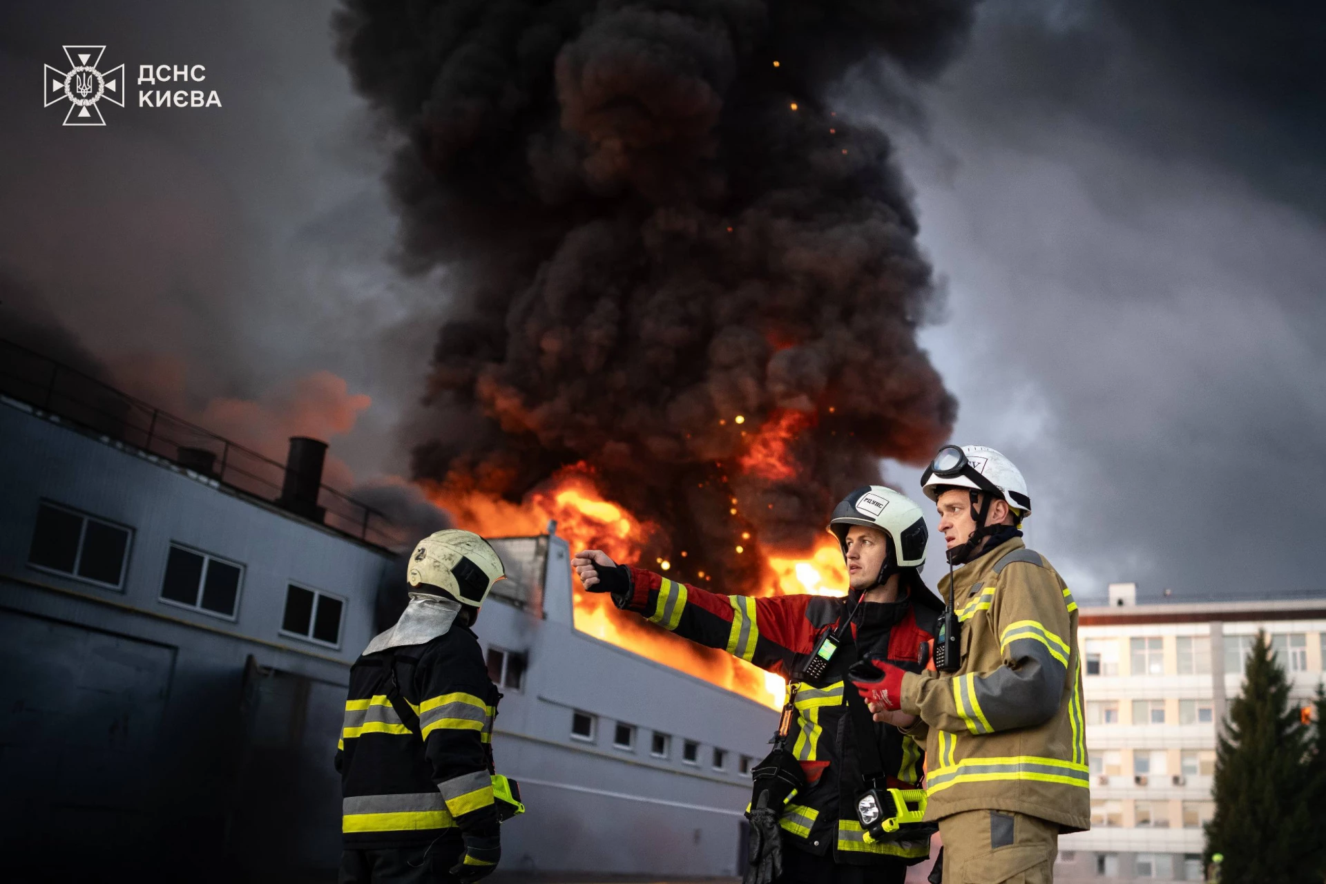 У ДСНС показали фото наслідків удару по Святошинському району Києва