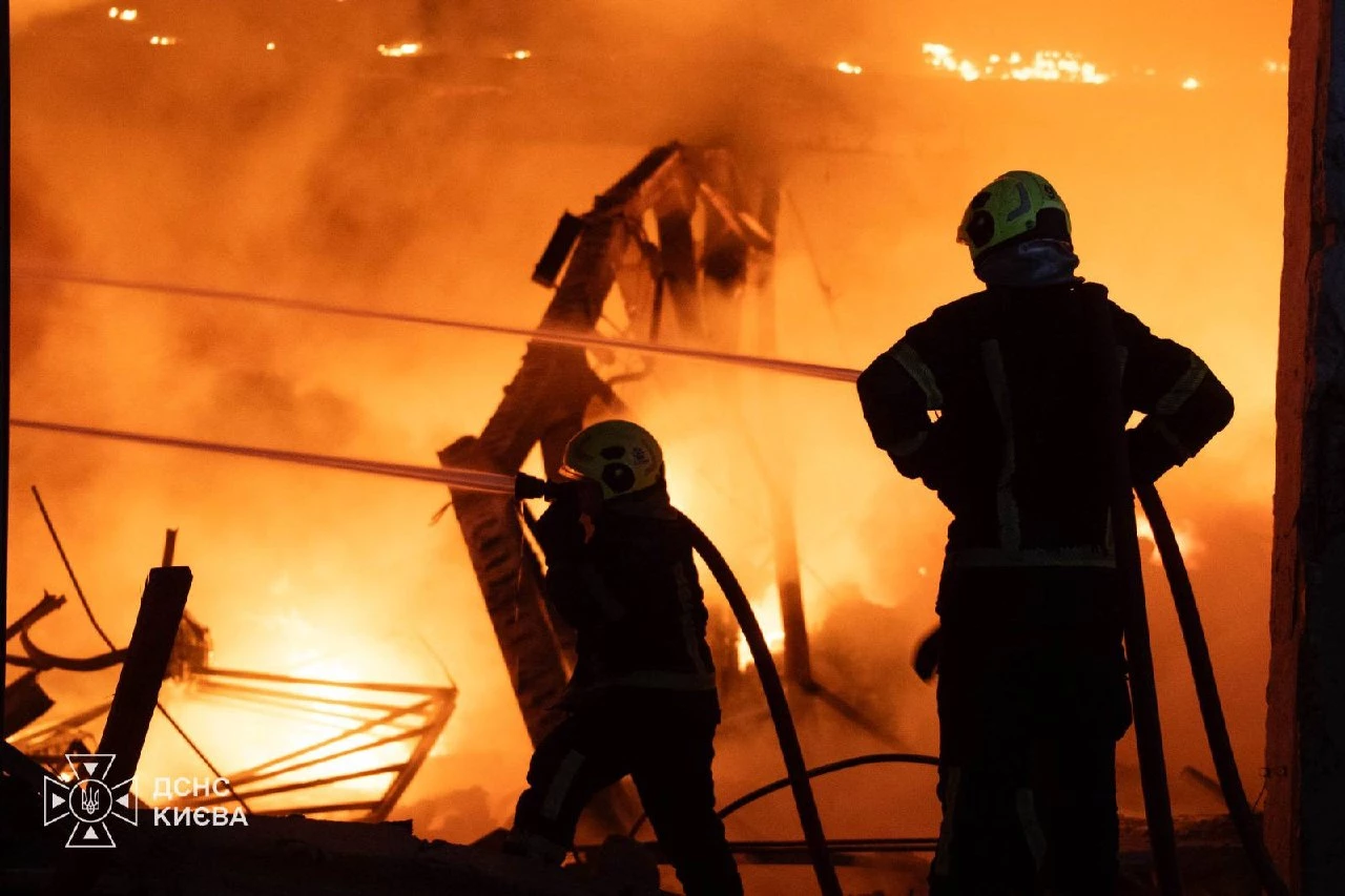 У ДСНС показали фото наслідків удару по Святошинському району Києва