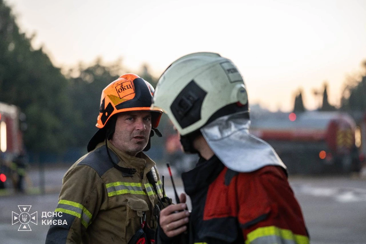 У ДСНС показали фото наслідків удару по Святошинському району Києва