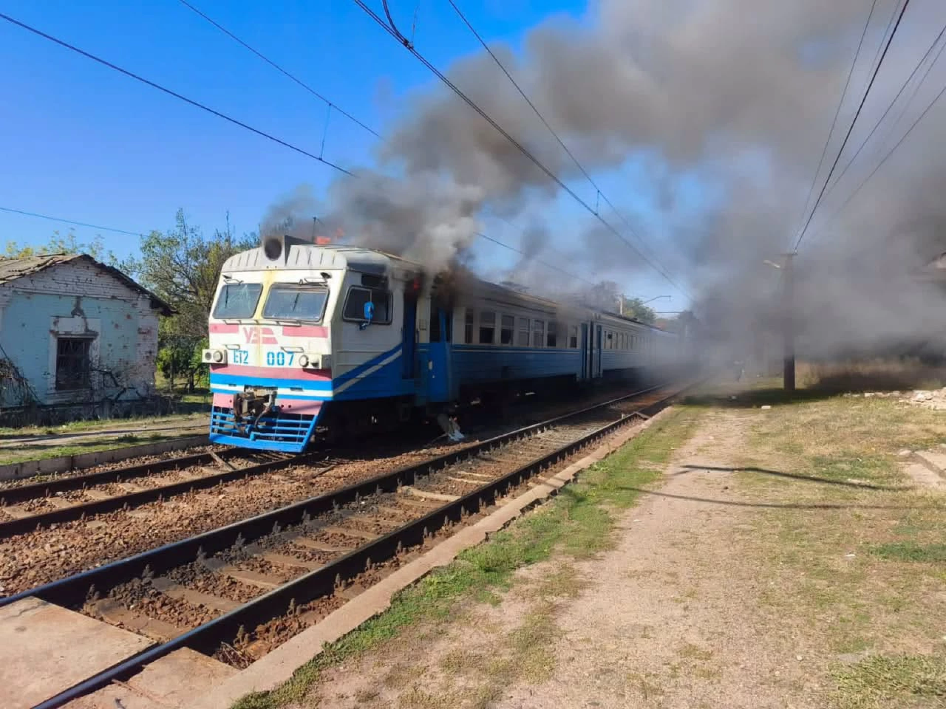 Ворог завдав удару по приміському поїзду: двоє пасажирів тяжко поранені