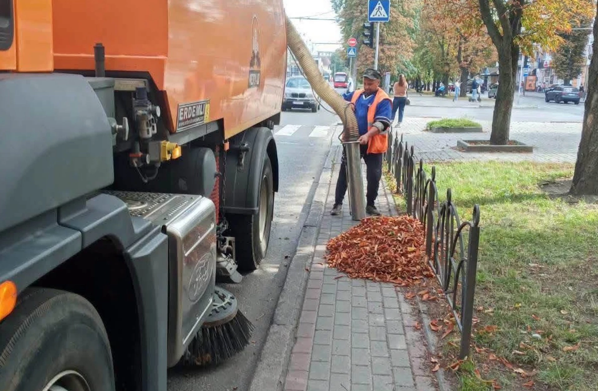 У Черкасах пилососять тротуари