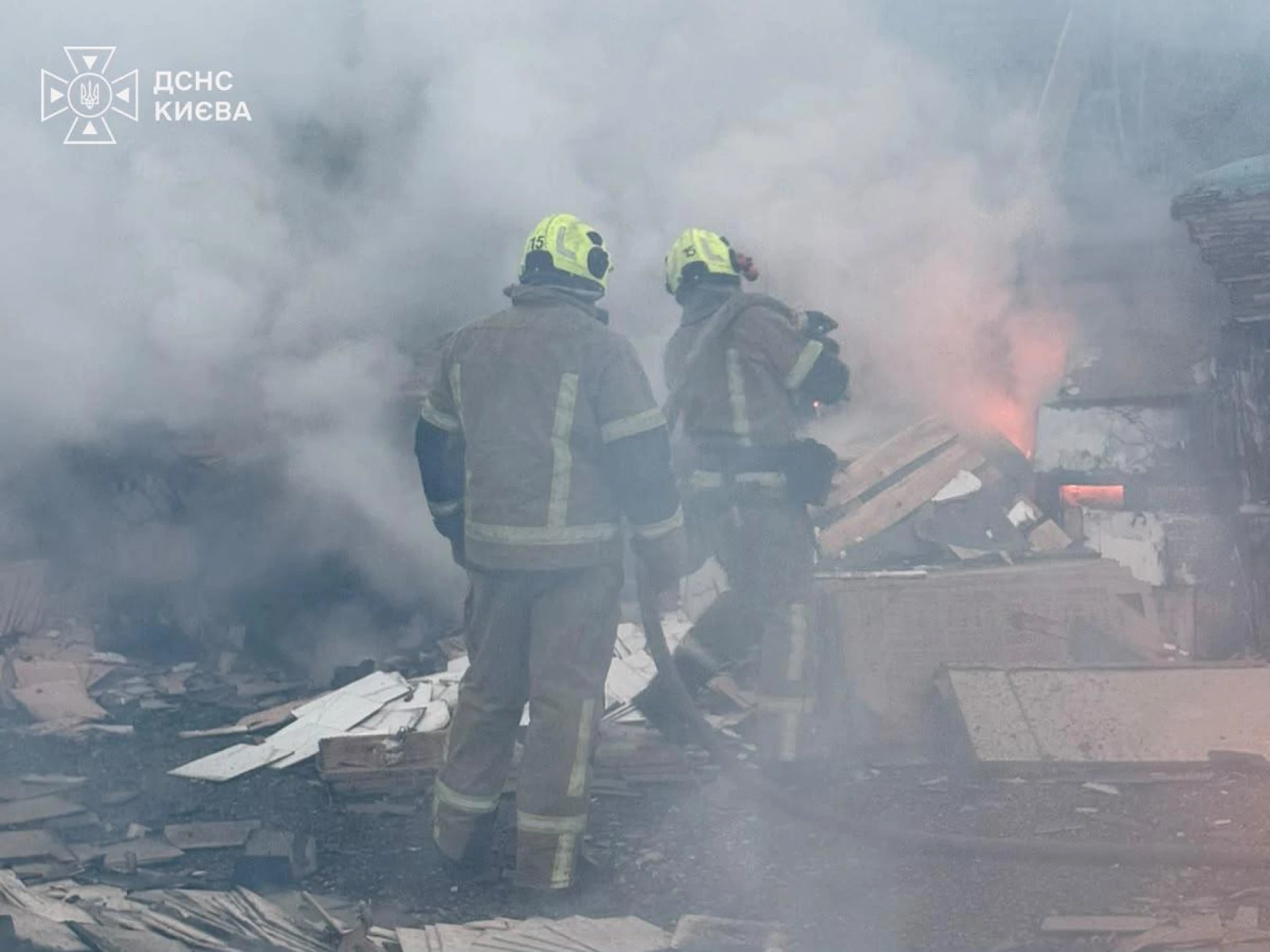 У Києві через атаку горіли склади, транспортне підприємство та АЗС: є постраждалі