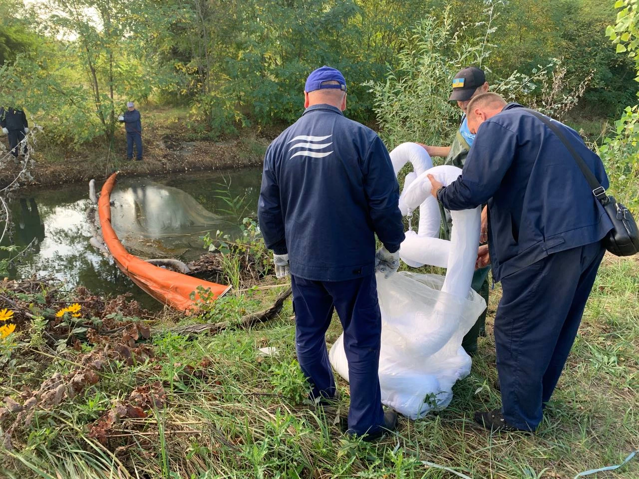 У Києві після атаки зафіксували забруднення струмка Сирець та озера Кирилівського
