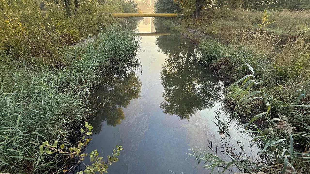 У Києві після атаки зафіксували забруднення струмка Сирець та озера Кирилівського