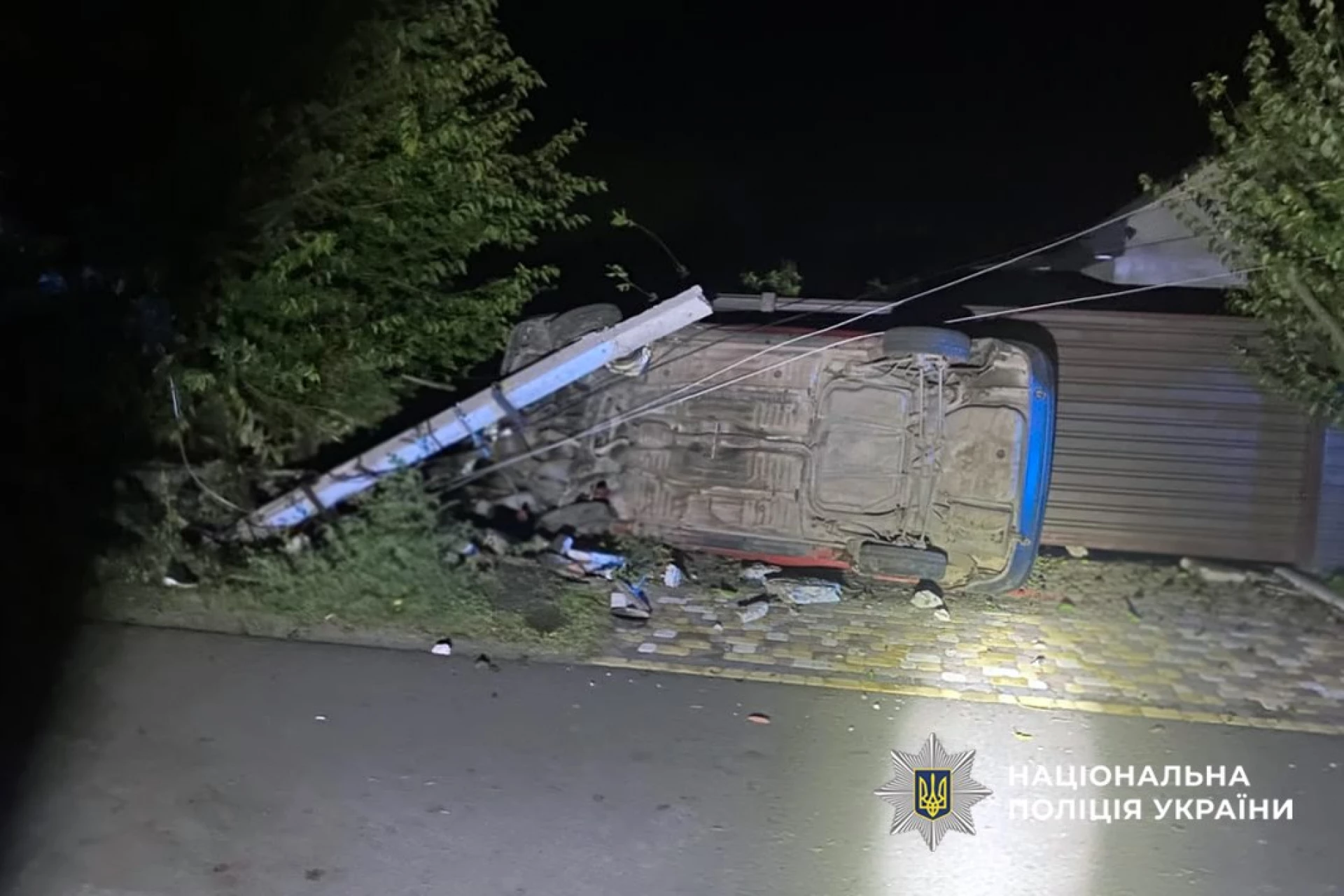 П’яна дівчина на автомобілі Toyota врізалася у паркан і повалила стовп