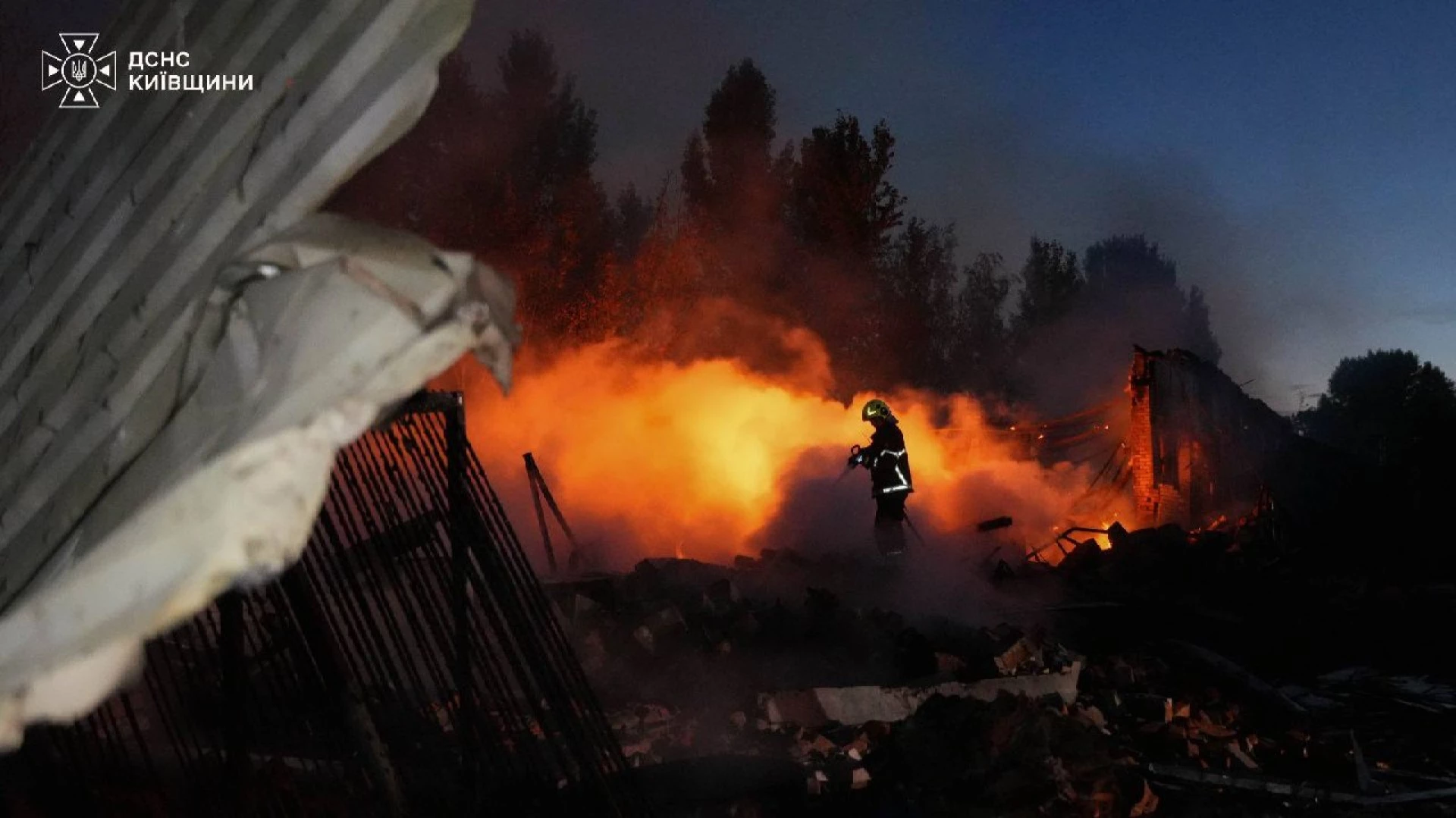 На Київщині внаслідок нічної атаки пошкоджено склад, виробниче приміщення та будинки