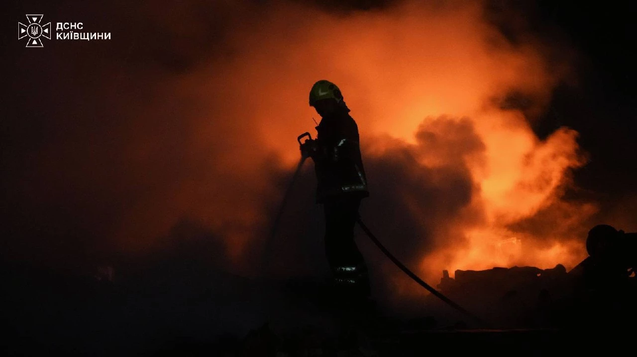 На Київщині внаслідок нічної атаки пошкоджено склад, виробниче приміщення та будинки