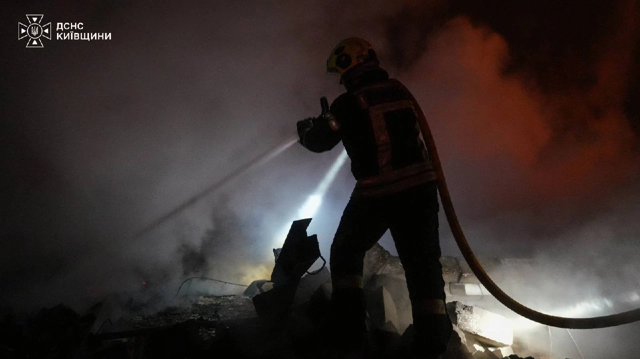 На Київщині внаслідок нічної атаки пошкоджено склад, виробниче приміщення та будинки
