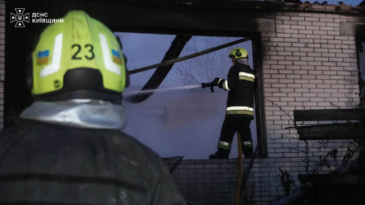На Київщині внаслідок нічної атаки пошкоджено склад, виробниче приміщення та будинки