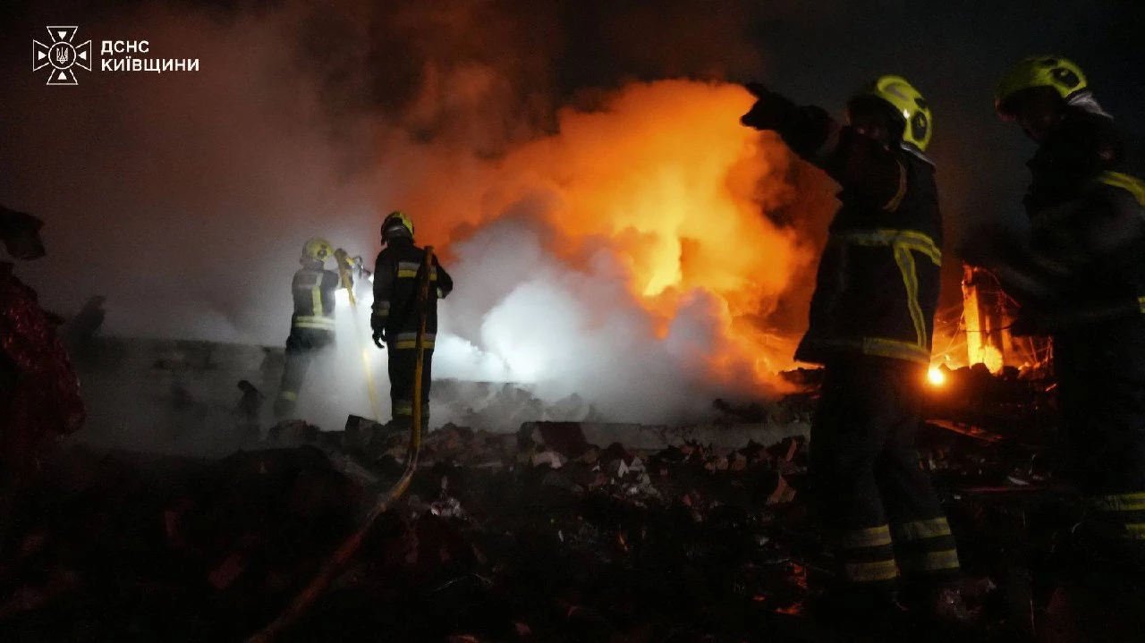 На Київщині внаслідок нічної атаки пошкоджено склад, виробниче приміщення та будинки
