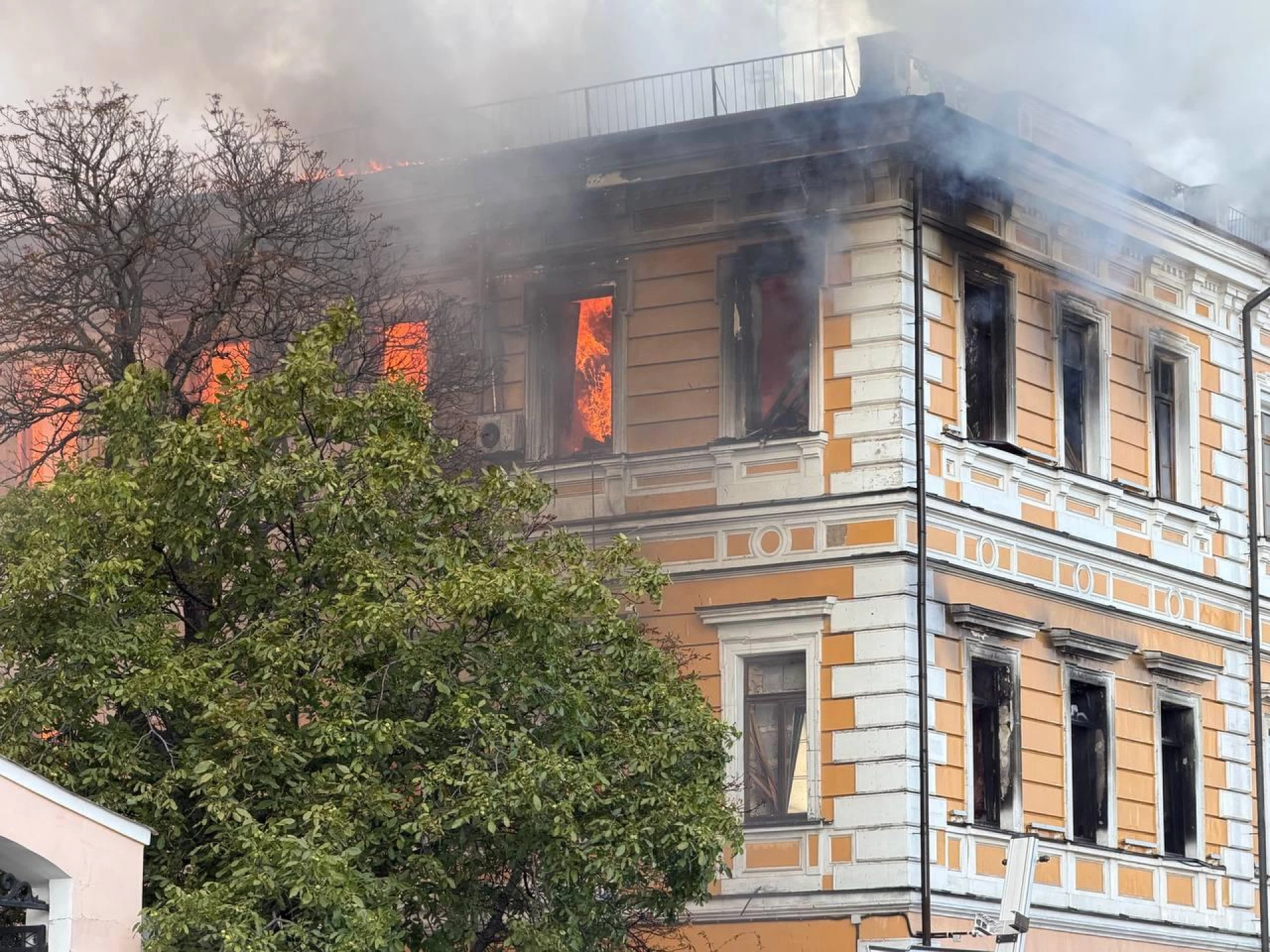 У Києві ворожий дрон влучив у будівлю НАН України. Люди опинилися заблоковані – є травмовані та загиблі