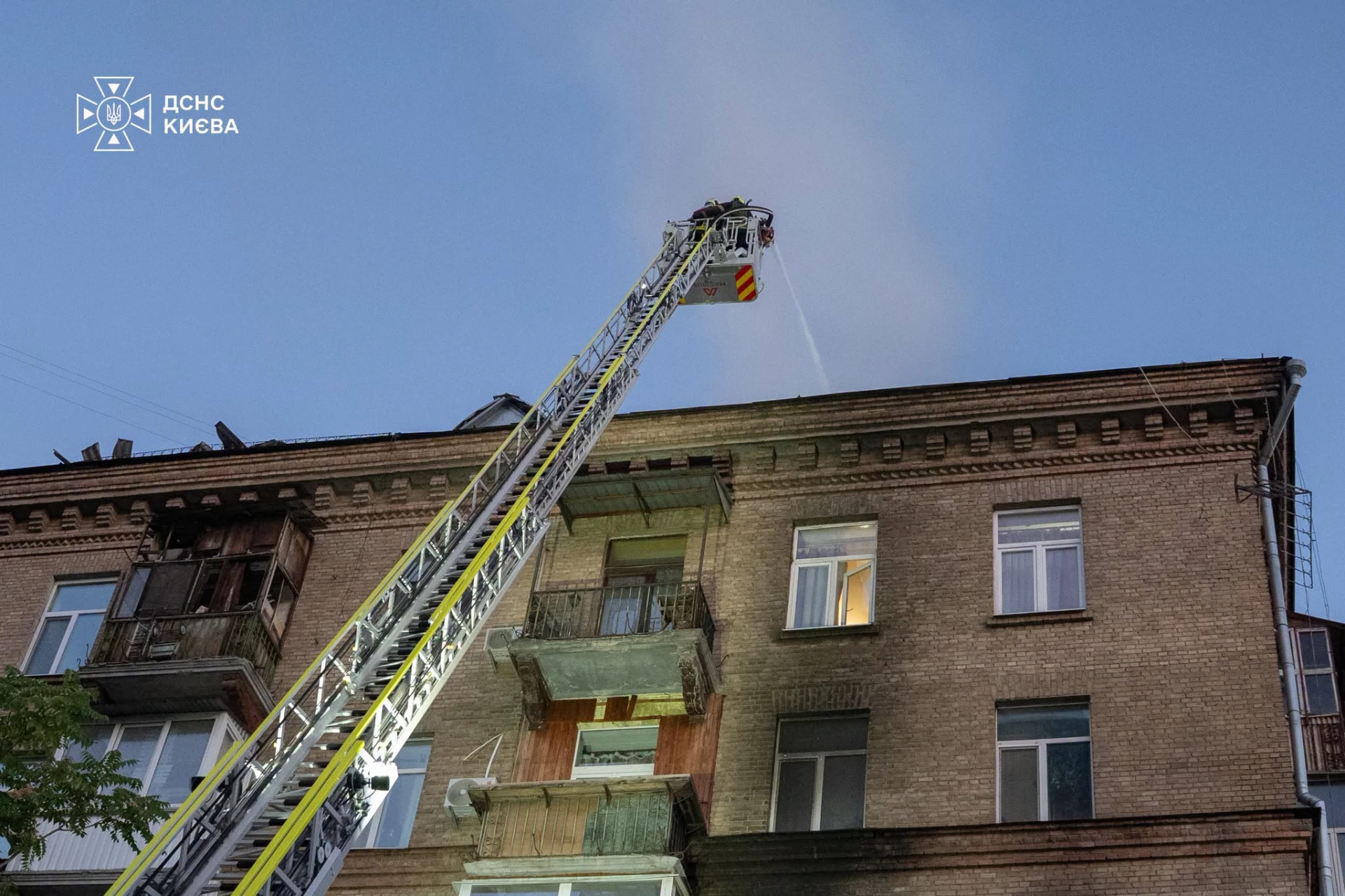 У Києві зафіксували влучання у житловий будинок: одна людина постраждала