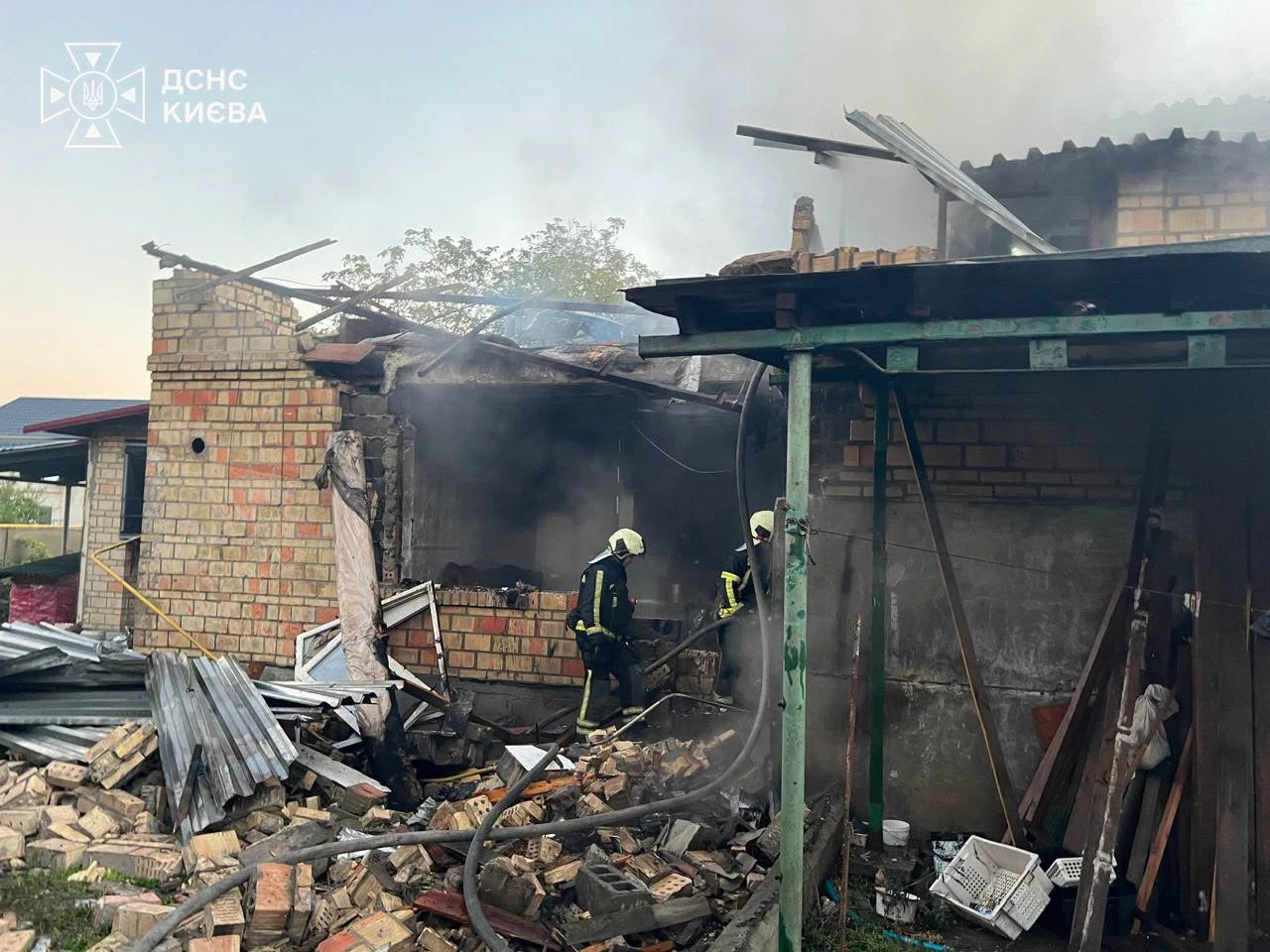 У Києві зафіксували влучання у житловий будинок: одна людина постраждала